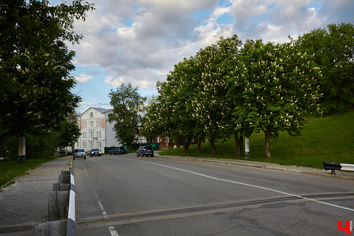Многие ли владимирцы знают о существовании Манежного тупика в центре города? Там всего-то четыре здания. Жилых домов на этой улице нет. А ведь когда-то ей не брезговали даже князья и губернаторы! Впрочем, давайте обо всем по порядку…