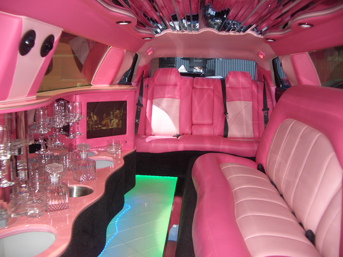 А что вы сделаете, если встретите необычный автомобиль на дороге? Как минимум, фотографию. В объектив жителей области попали сразу несколько раритетных авто. Расскажем, какие именно.