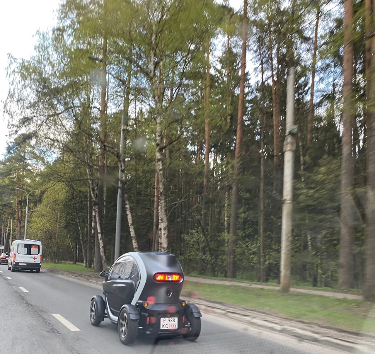 А что вы сделаете, если встретите необычный автомобиль на дороге? Как минимум, фотографию. В объектив жителей области попали сразу несколько раритетных авто. Расскажем, какие именно.