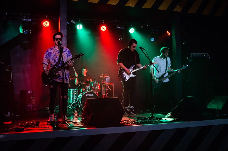 12 июня во Владимире зажгли четыре молодых и динамично набирающих обороты коллектива, подарив местным меломанам свежий и актуальный поп-панк.