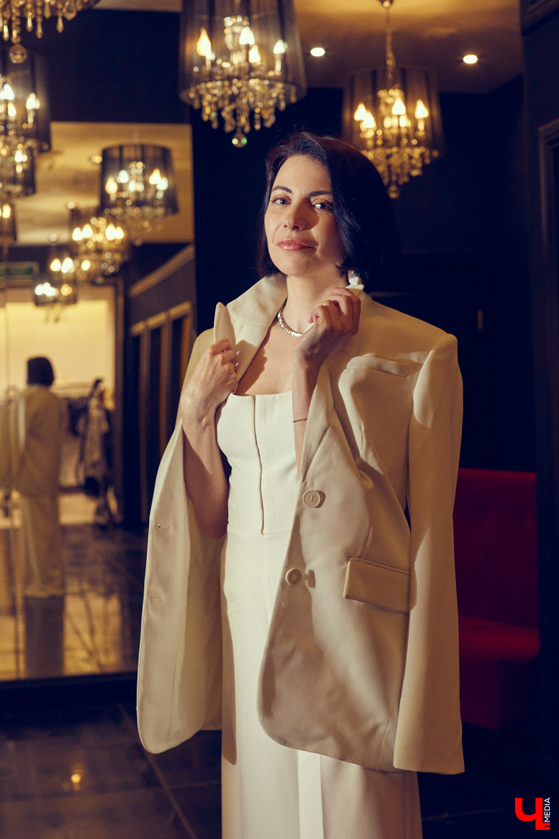 Не знаете, как подобрать модный наряд на грядущее торжество? Тогда наша подборка праздничных образов на выпускной как раз вовремя. К слову, они подойдут не только для школьного бала, но и для других мероприятий, например, свадьбы друзей или празднования дня рождения.