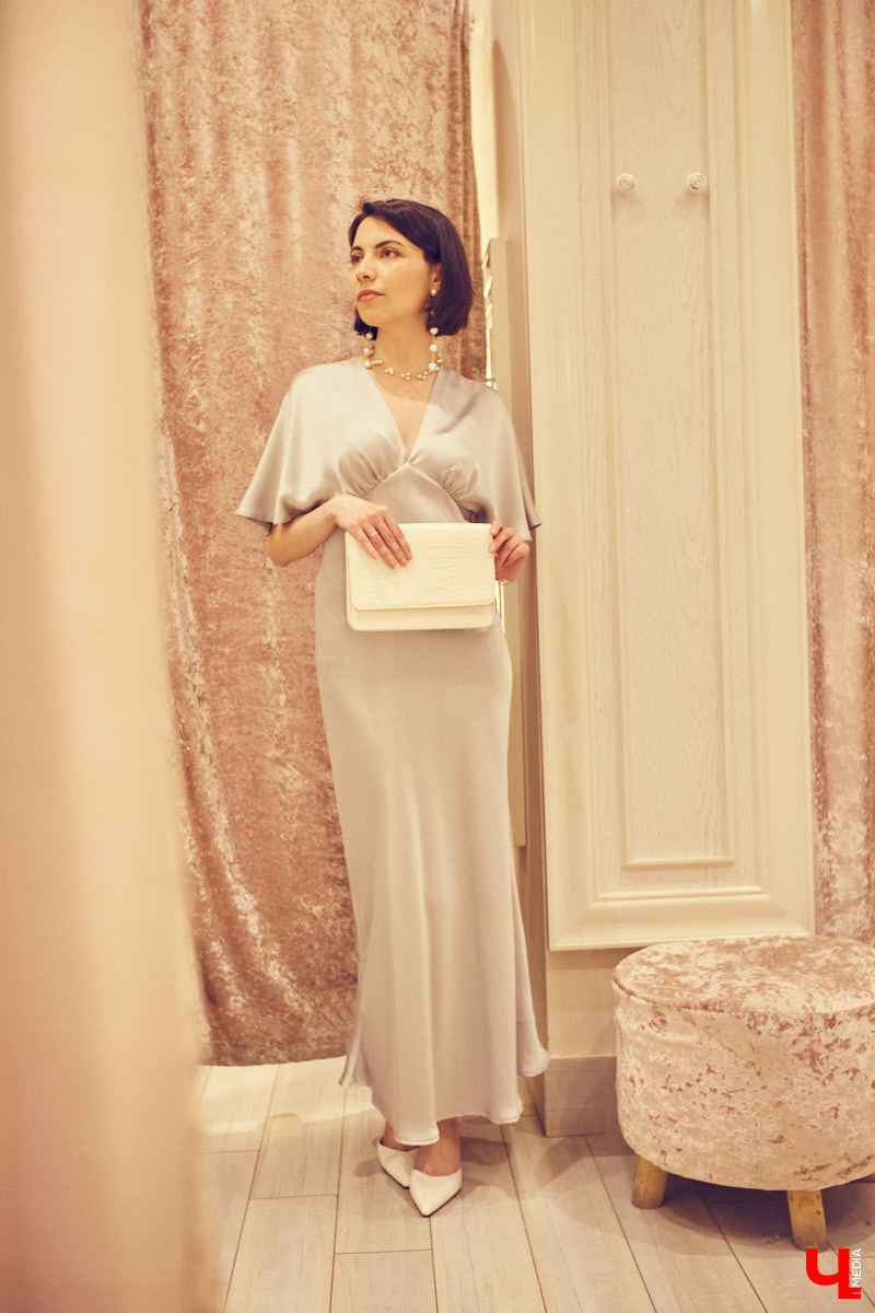 Не знаете, как подобрать модный наряд на грядущее торжество? Тогда наша подборка праздничных образов на выпускной как раз вовремя. К слову, они подойдут не только для школьного бала, но и для других мероприятий, например, свадьбы друзей или празднования дня рождения.