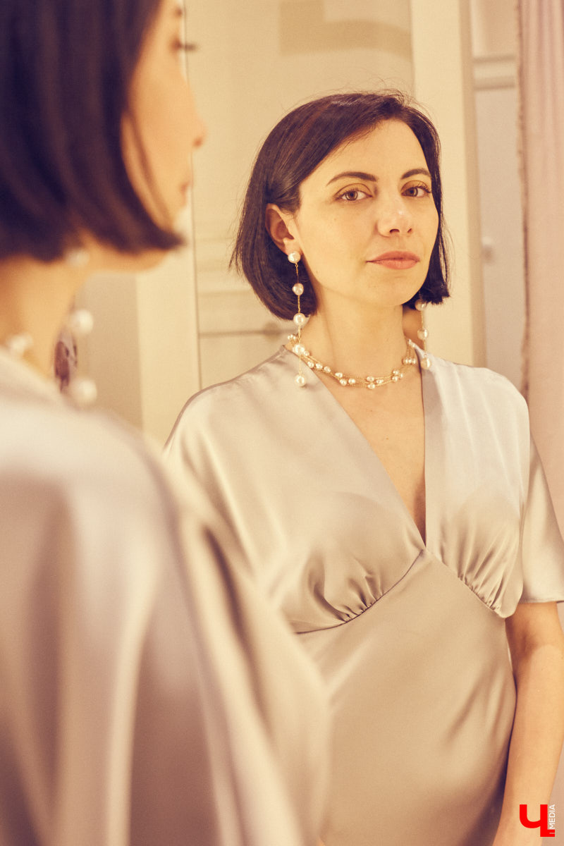 Не знаете, как подобрать модный наряд на грядущее торжество? Тогда наша подборка праздничных образов на выпускной как раз вовремя. К слову, они подойдут не только для школьного бала, но и для других мероприятий, например, свадьбы друзей или празднования дня рождения.