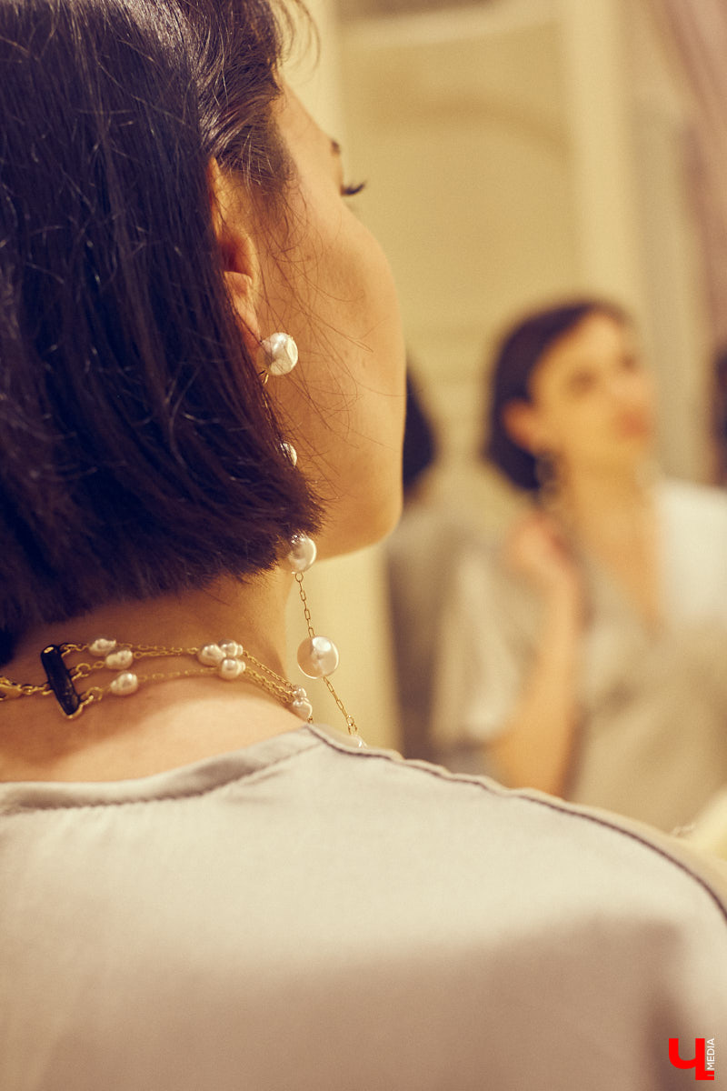 Не знаете, как подобрать модный наряд на грядущее торжество? Тогда наша подборка праздничных образов на выпускной как раз вовремя. К слову, они подойдут не только для школьного бала, но и для других мероприятий, например, свадьбы друзей или празднования дня рождения.