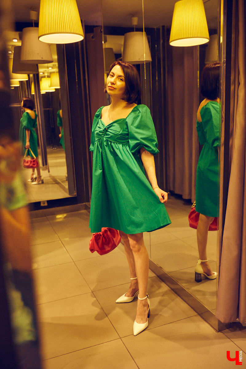 Не знаете, как подобрать модный наряд на грядущее торжество? Тогда наша подборка праздничных образов на выпускной как раз вовремя. К слову, они подойдут не только для школьного бала, но и для других мероприятий, например, свадьбы друзей или празднования дня рождения.