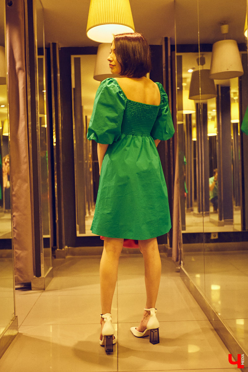 Не знаете, как подобрать модный наряд на грядущее торжество? Тогда наша подборка праздничных образов на выпускной как раз вовремя. К слову, они подойдут не только для школьного бала, но и для других мероприятий, например, свадьбы друзей или празднования дня рождения.