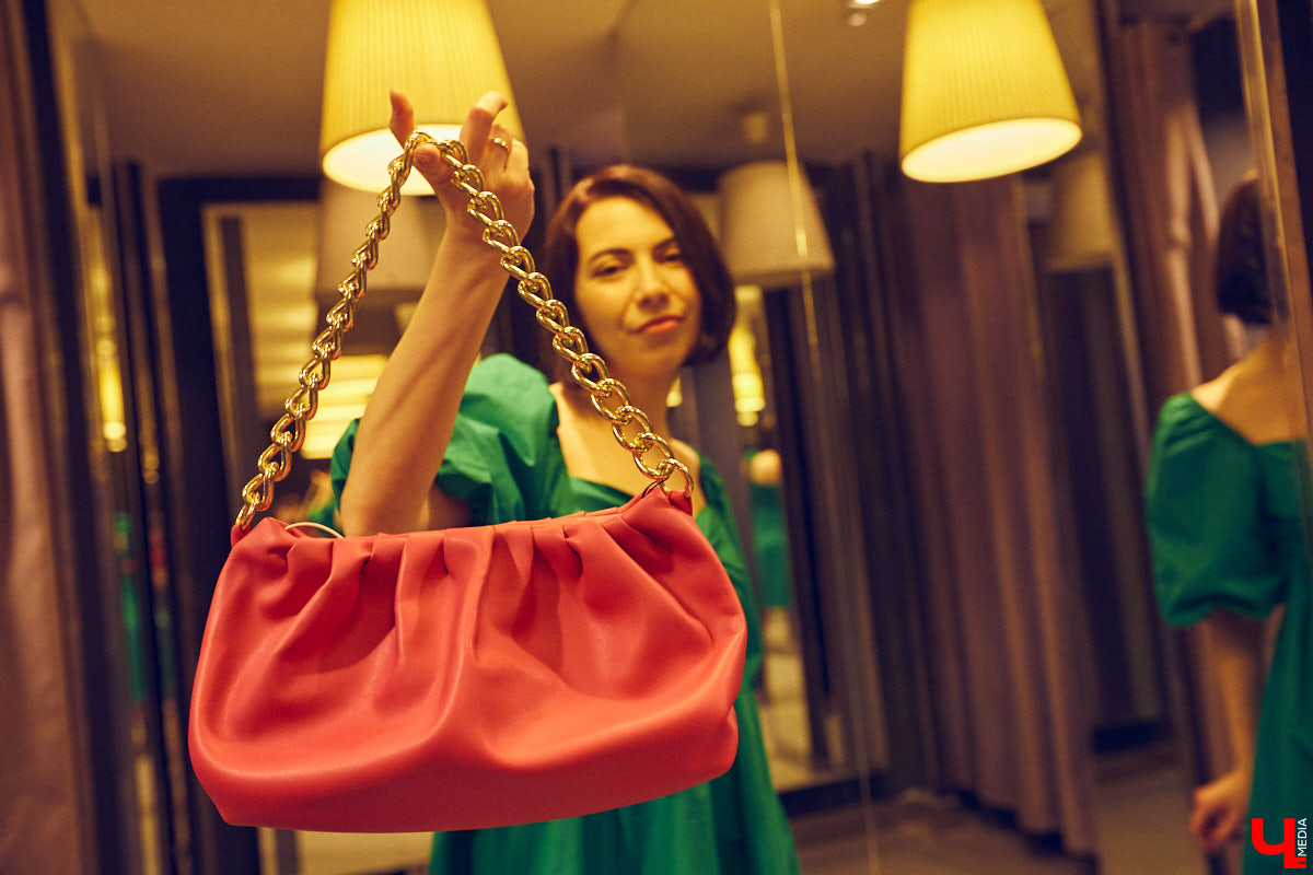 Не знаете, как подобрать модный наряд на грядущее торжество? Тогда наша подборка праздничных образов на выпускной как раз вовремя. К слову, они подойдут не только для школьного бала, но и для других мероприятий, например, свадьбы друзей или празднования дня рождения.