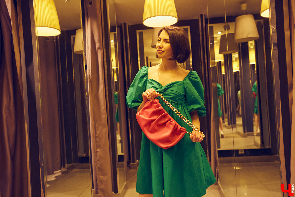 Не знаете, как подобрать модный наряд на грядущее торжество? Тогда наша подборка праздничных образов на выпускной как раз вовремя. К слову, они подойдут не только для школьного бала, но и для других мероприятий, например, свадьбы друзей или празднования дня рождения.