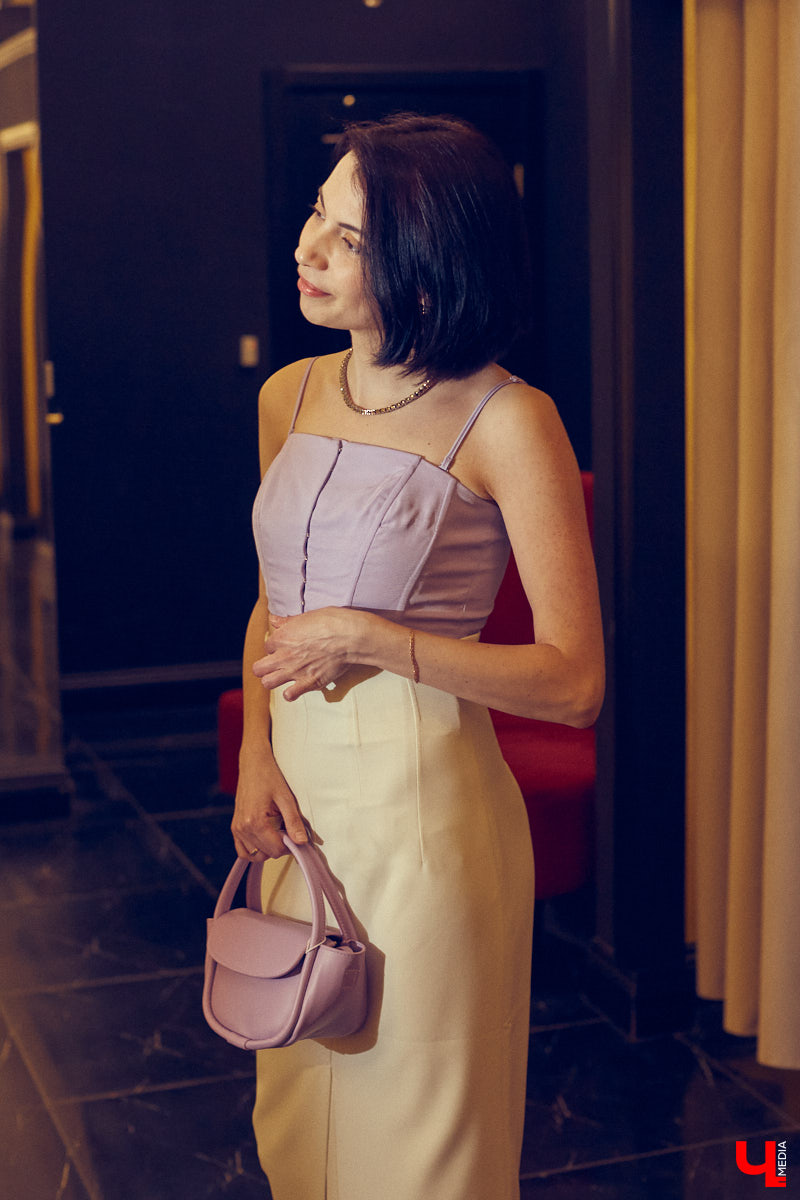 Не знаете, как подобрать модный наряд на грядущее торжество? Тогда наша подборка праздничных образов на выпускной как раз вовремя. К слову, они подойдут не только для школьного бала, но и для других мероприятий, например, свадьбы друзей или празднования дня рождения.