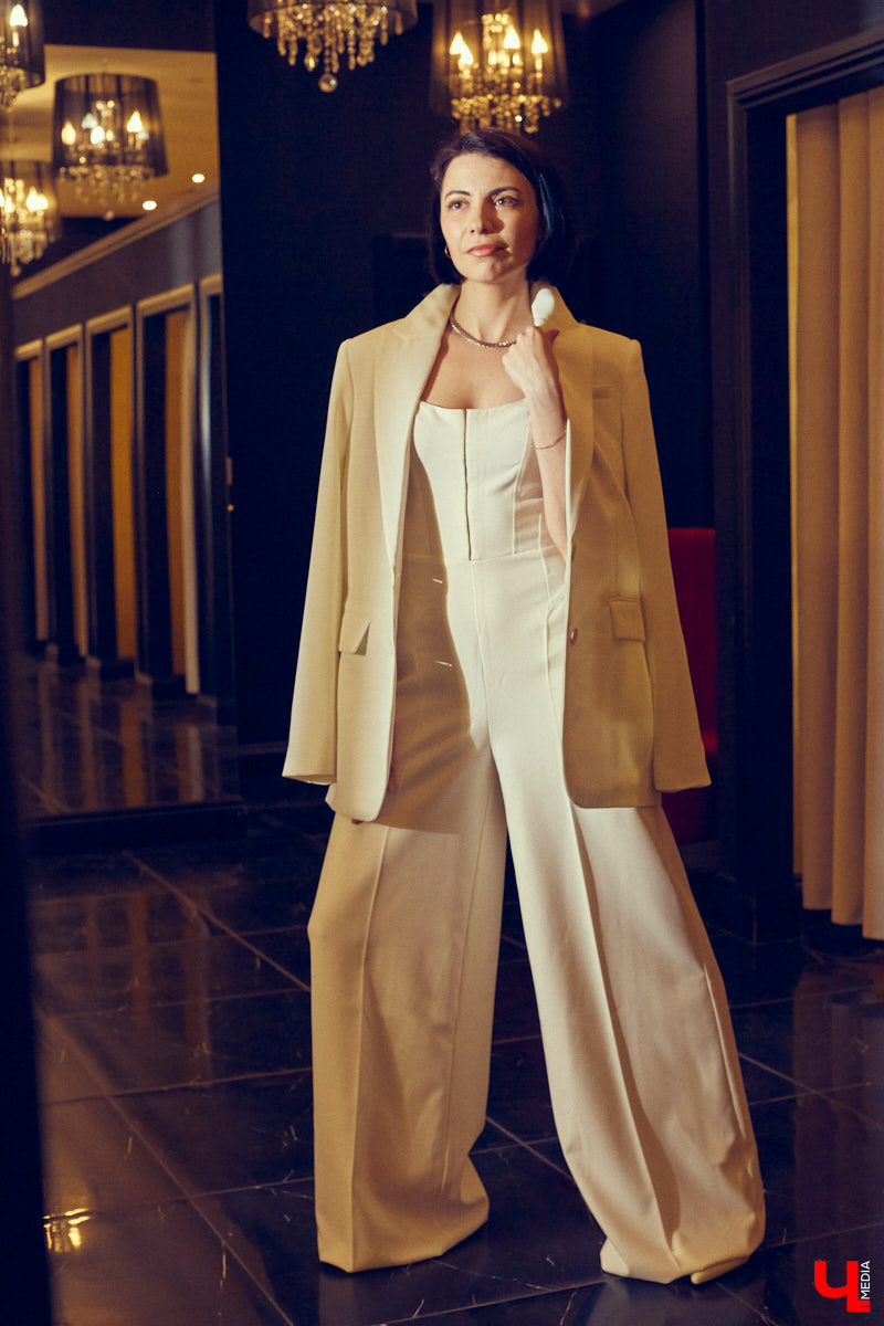 Не знаете, как подобрать модный наряд на грядущее торжество? Тогда наша подборка праздничных образов на выпускной как раз вовремя. К слову, они подойдут не только для школьного бала, но и для других мероприятий, например, свадьбы друзей или празднования дня рождения.