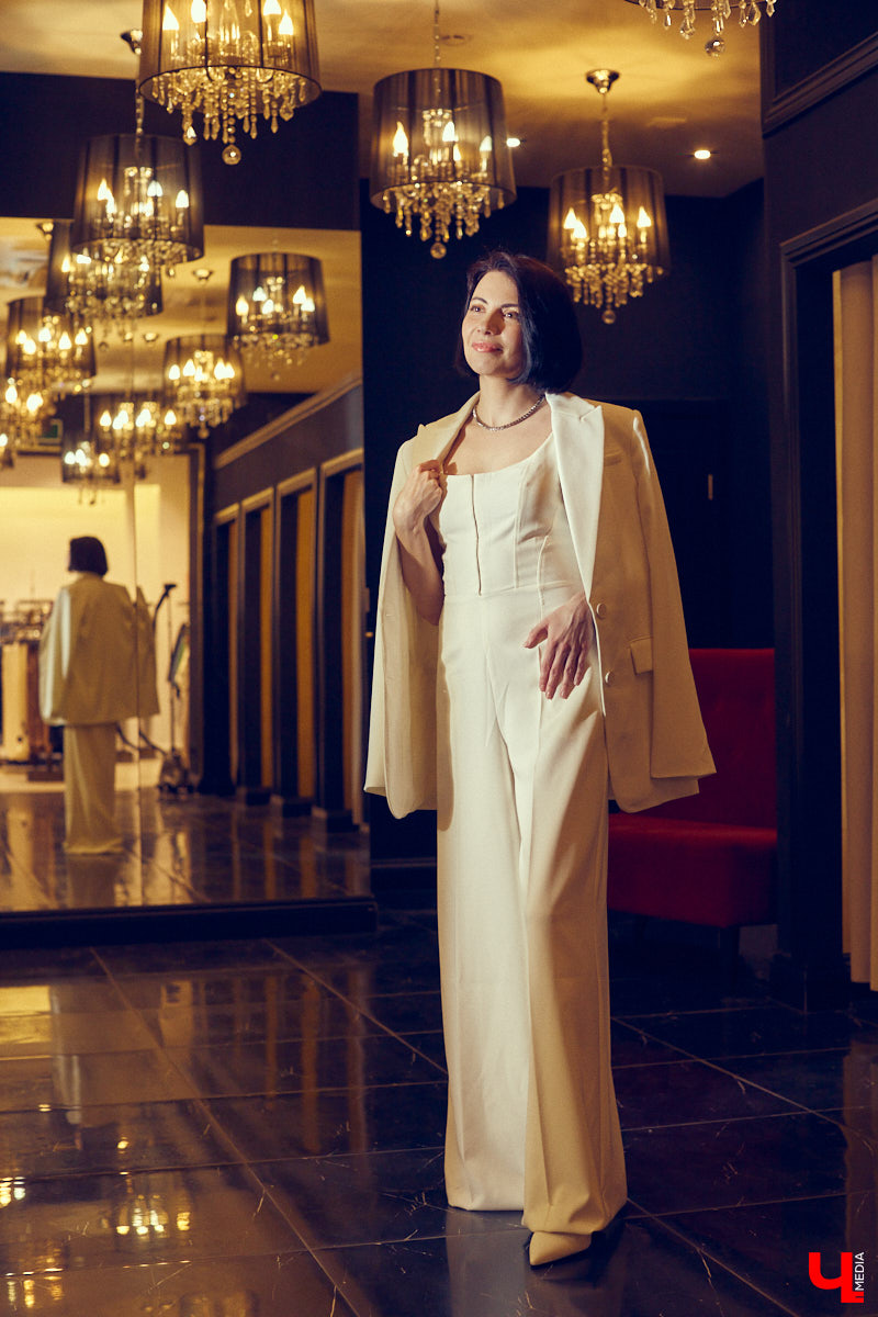 Не знаете, как подобрать модный наряд на грядущее торжество? Тогда наша подборка праздничных образов на выпускной как раз вовремя. К слову, они подойдут не только для школьного бала, но и для других мероприятий, например, свадьбы друзей или празднования дня рождения.