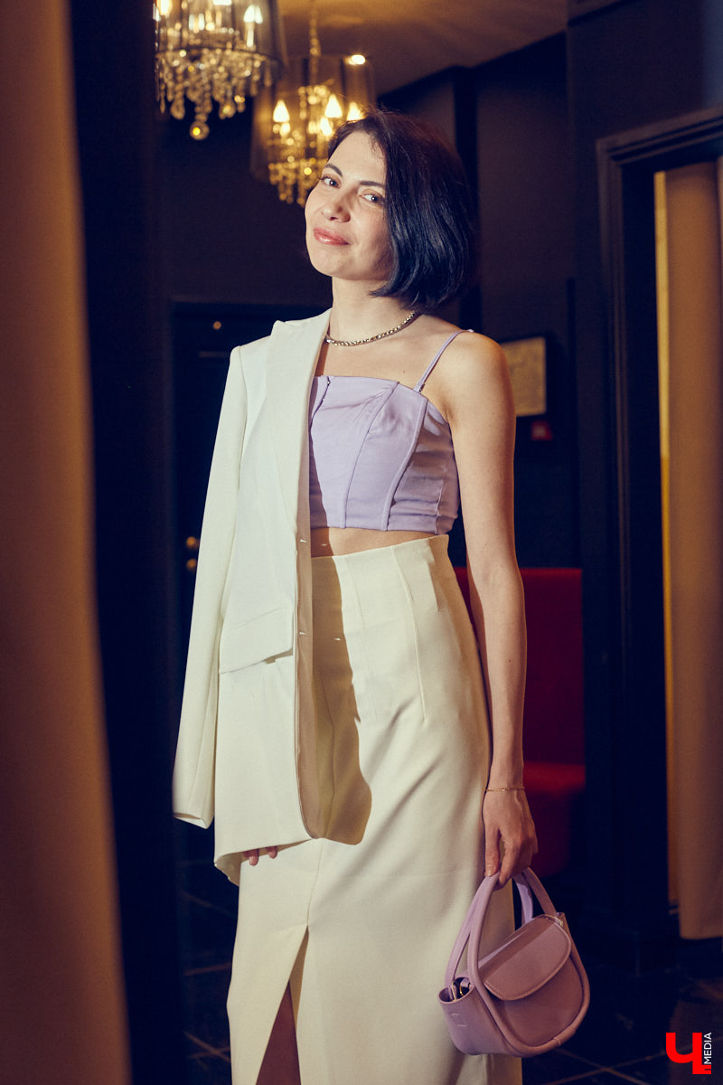 Не знаете, как подобрать модный наряд на грядущее торжество? Тогда наша подборка праздничных образов на выпускной как раз вовремя. К слову, они подойдут не только для школьного бала, но и для других мероприятий, например, свадьбы друзей или празднования дня рождения.