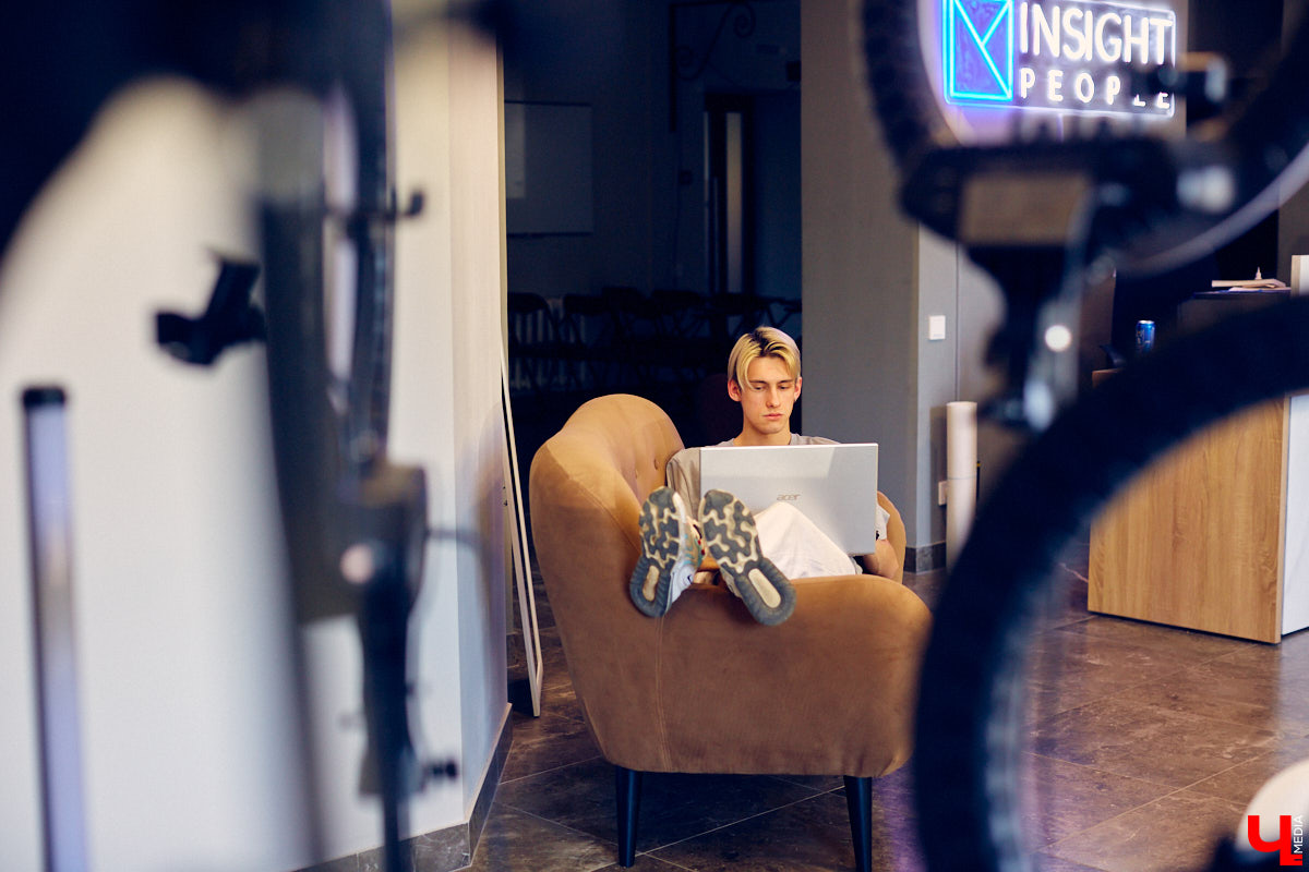 Вадим Вавиловский, или theSprint, – тиктокер из Владимира, у которого 1,5 млн подписчиков. Постановы, проплаченные товары, бессмысленные тренды ради попадания в рекомендации. Больше о жизни блогера, который теперь остался без главной рабочей площадки, читайте в рубрике «Неудобные вопросы».