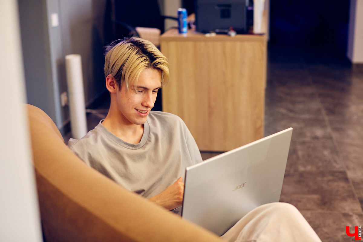 Вадим Вавиловский, или theSprint, – тиктокер из Владимира, у которого 1,5 млн подписчиков. Постановы, проплаченные товары, бессмысленные тренды ради попадания в рекомендации. Больше о жизни блогера, который теперь остался без главной рабочей площадки, читайте в рубрике «Неудобные вопросы».