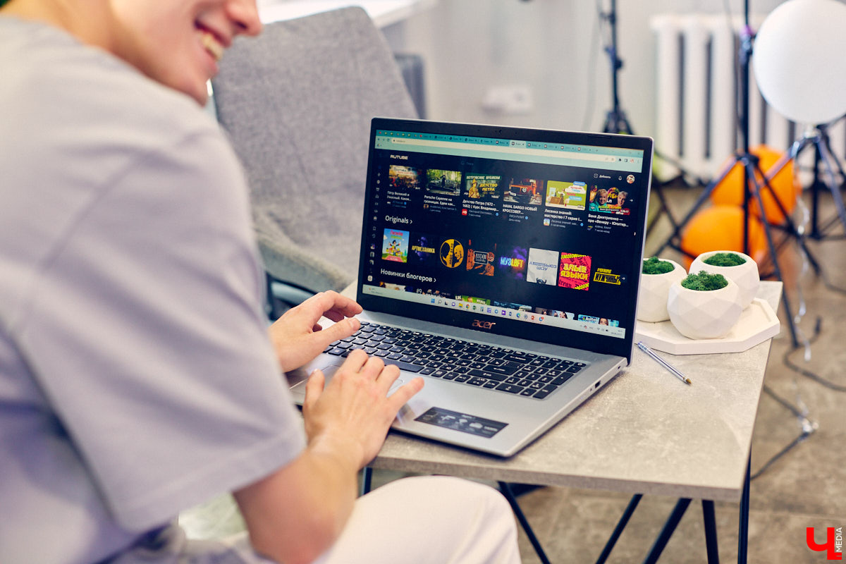 Вадим Вавиловский, или theSprint, – тиктокер из Владимира, у которого 1,5 млн подписчиков. Постановы, проплаченные товары, бессмысленные тренды ради попадания в рекомендации. Больше о жизни блогера, который теперь остался без главной рабочей площадки, читайте в рубрике «Неудобные вопросы».