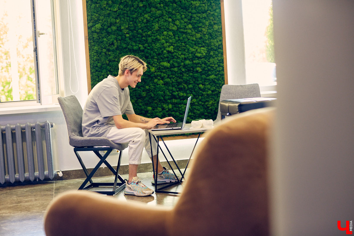 Вадим Вавиловский, или theSprint, – тиктокер из Владимира, у которого 1,5 млн подписчиков. Постановы, проплаченные товары, бессмысленные тренды ради попадания в рекомендации. Больше о жизни блогера, который теперь остался без главной рабочей площадки, читайте в рубрике «Неудобные вопросы».