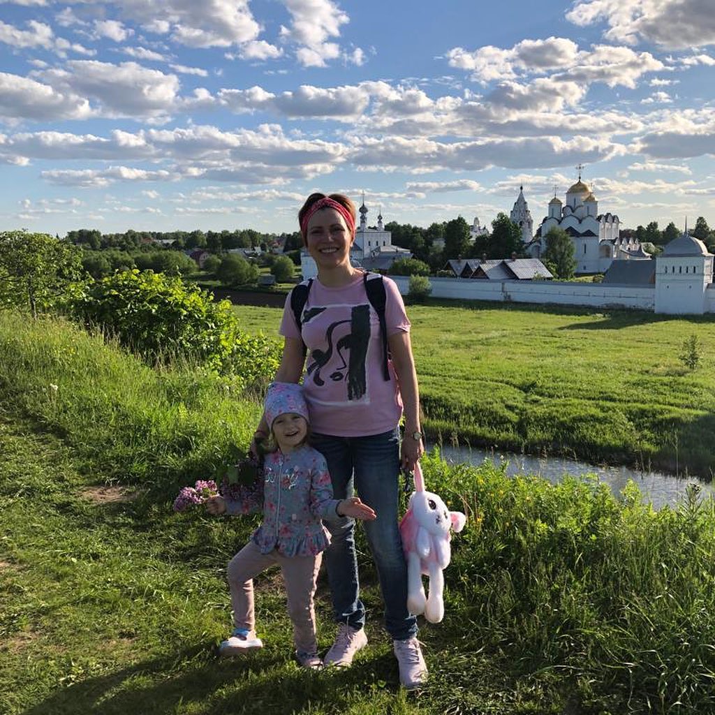 Не только мы отдыхали в минувший уик-энд на просторах любимого региона, но и медийные персоны из Москвы. Они провели праздничные выходные во Владимире и Суздале. 