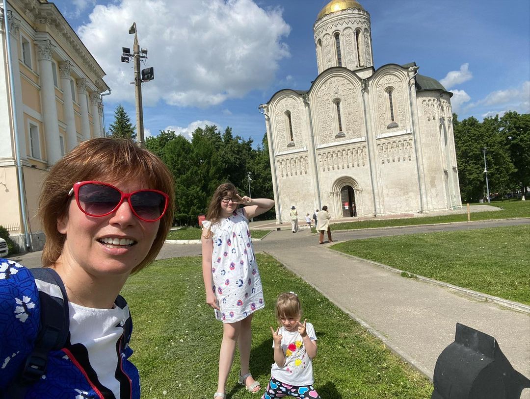 Не только мы отдыхали в минувший уик-энд на просторах любимого региона, но и медийные персоны из Москвы. Они провели праздничные выходные во Владимире и Суздале. 