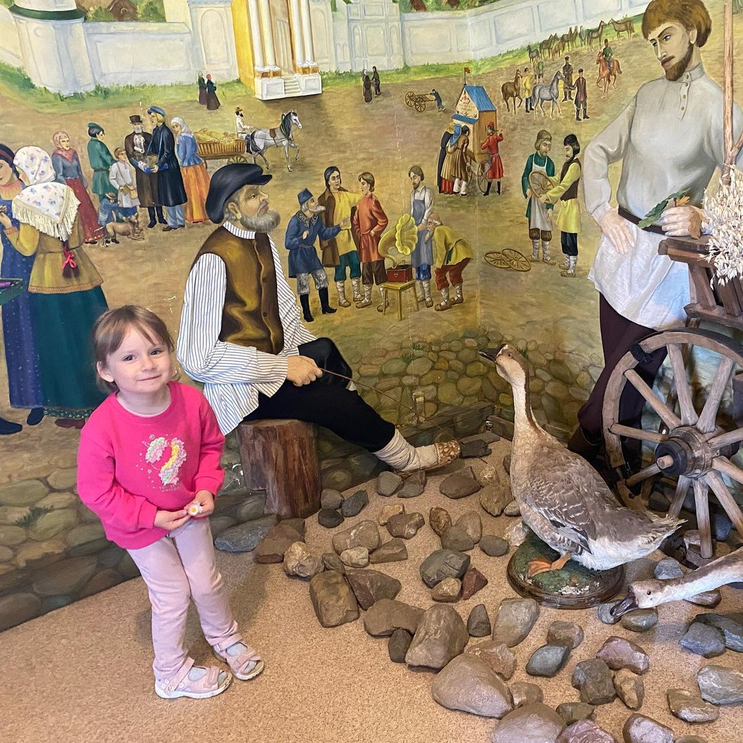 Не только мы отдыхали в минувший уик-энд на просторах любимого региона, но и медийные персоны из Москвы. Они провели праздничные выходные во Владимире и Суздале. 