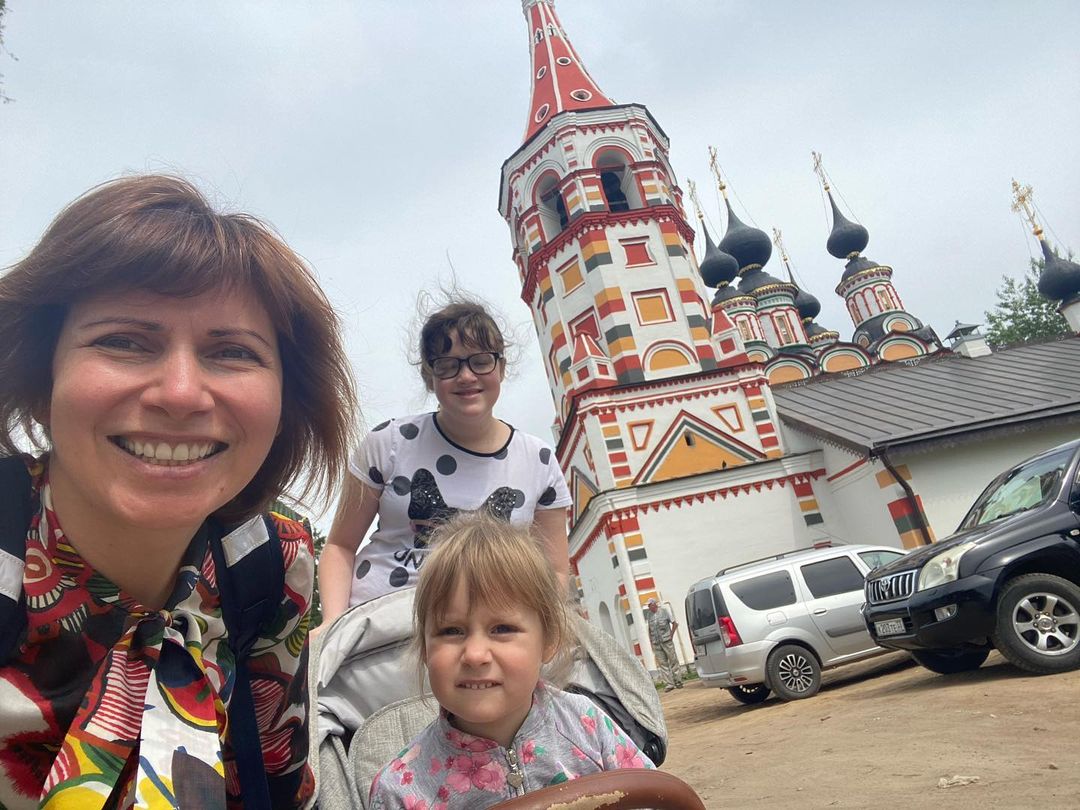 Не только мы отдыхали в минувший уик-энд на просторах любимого региона, но и медийные персоны из Москвы. Они провели праздничные выходные во Владимире и Суздале. 