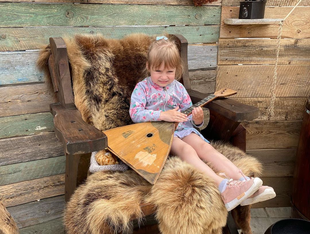 Не только мы отдыхали в минувший уик-энд на просторах любимого региона, но и медийные персоны из Москвы. Они провели праздничные выходные во Владимире и Суздале. 