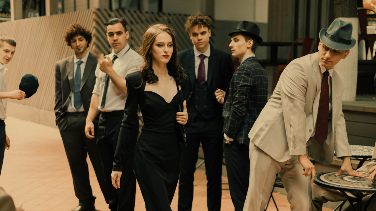 Утром минувшей субботы возле гастромаркета на Студеной случился мотивирующий перформанс в стиле 50-х. Вдохновившись фильмом Джузеппе Торнаторе «Малена», блогер Мария Киселева собрала вокруг себя 17 восхищенных молодых людей и, не без помощи команды профессионалов, воссоздала атмосферу прошлого века.