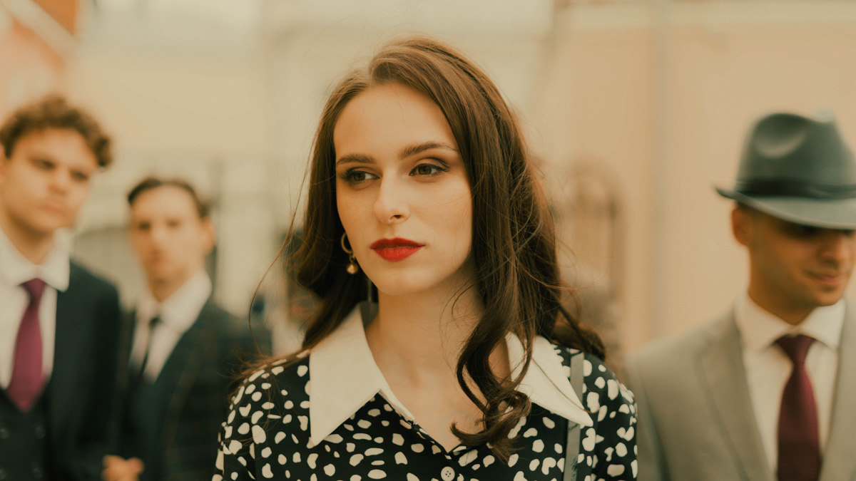 Утром минувшей субботы возле гастромаркета на Студеной случился мотивирующий перформанс в стиле 50-х. Вдохновившись фильмом Джузеппе Торнаторе «Малена», блогер Мария Киселева собрала вокруг себя 17 восхищенных молодых людей и, не без помощи команды профессионалов, воссоздала атмосферу прошлого века.