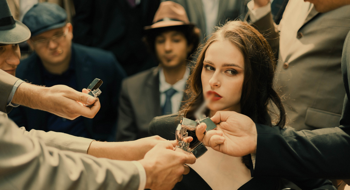 Утром минувшей субботы возле гастромаркета на Студеной случился мотивирующий перформанс в стиле 50-х. Вдохновившись фильмом Джузеппе Торнаторе «Малена», блогер Мария Киселева собрала вокруг себя 17 восхищенных молодых людей и, не без помощи команды профессионалов, воссоздала атмосферу прошлого века.