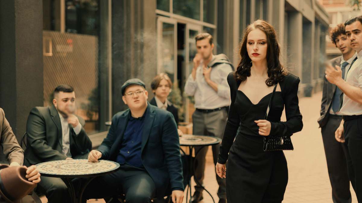 Утром минувшей субботы возле гастромаркета на Студеной случился мотивирующий перформанс в стиле 50-х. Вдохновившись фильмом Джузеппе Торнаторе «Малена», блогер Мария Киселева собрала вокруг себя 17 восхищенных молодых людей и, не без помощи команды профессионалов, воссоздала атмосферу прошлого века.