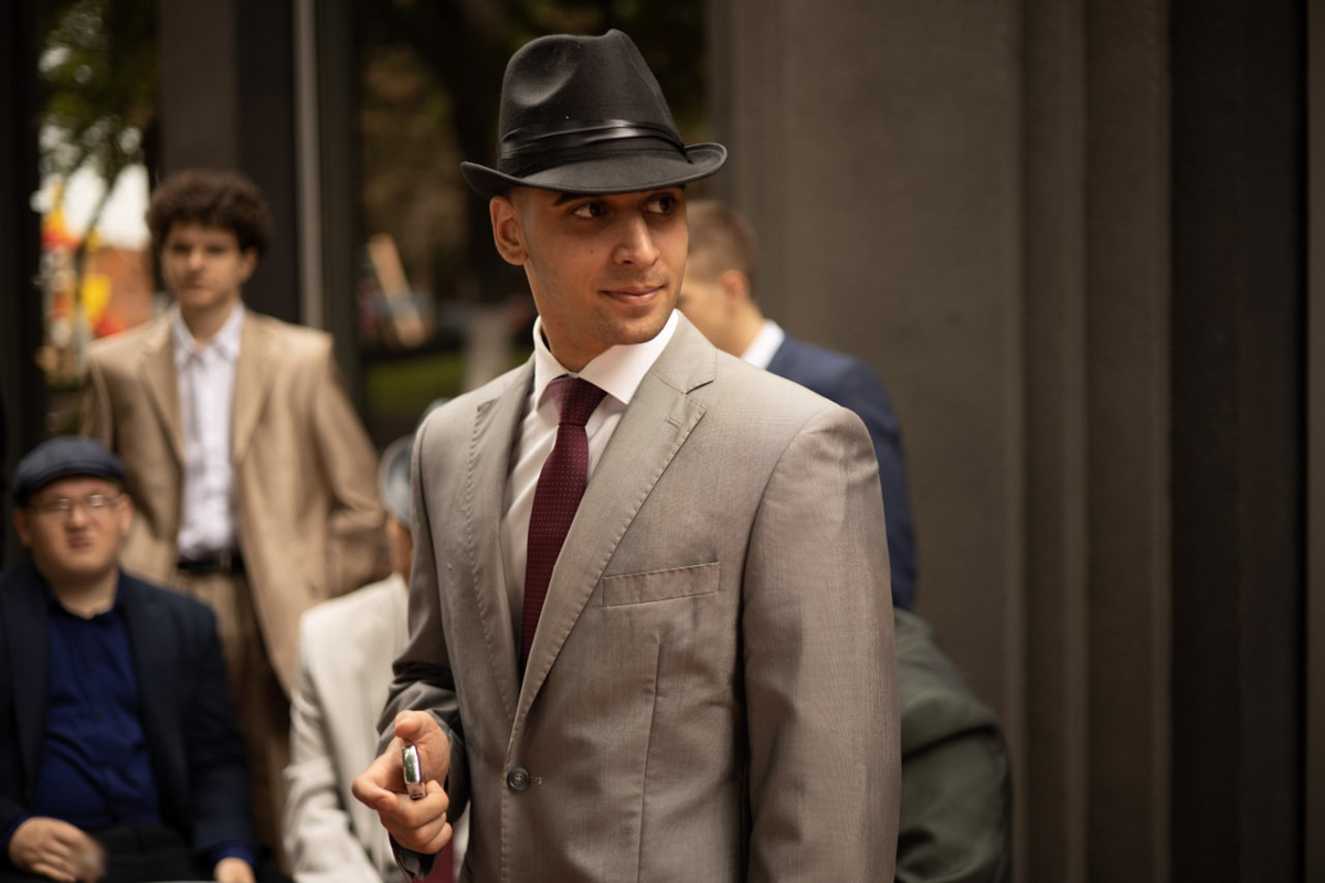 Утром минувшей субботы возле гастромаркета на Студеной случился мотивирующий перформанс в стиле 50-х. Вдохновившись фильмом Джузеппе Торнаторе «Малена», блогер Мария Киселева собрала вокруг себя 17 восхищенных молодых людей и, не без помощи команды профессионалов, воссоздала атмосферу прошлого века.