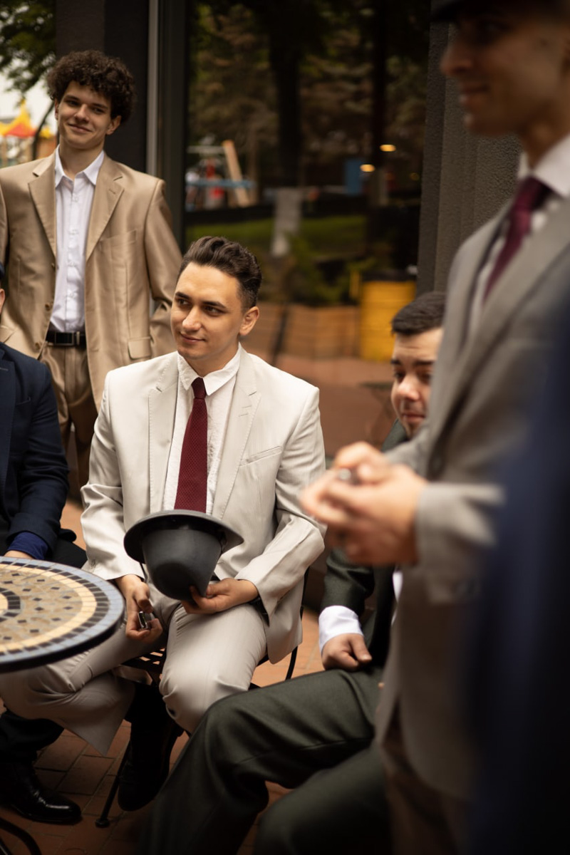 Утром минувшей субботы возле гастромаркета на Студеной случился мотивирующий перформанс в стиле 50-х. Вдохновившись фильмом Джузеппе Торнаторе «Малена», блогер Мария Киселева собрала вокруг себя 17 восхищенных молодых людей и, не без помощи команды профессионалов, воссоздала атмосферу прошлого века.