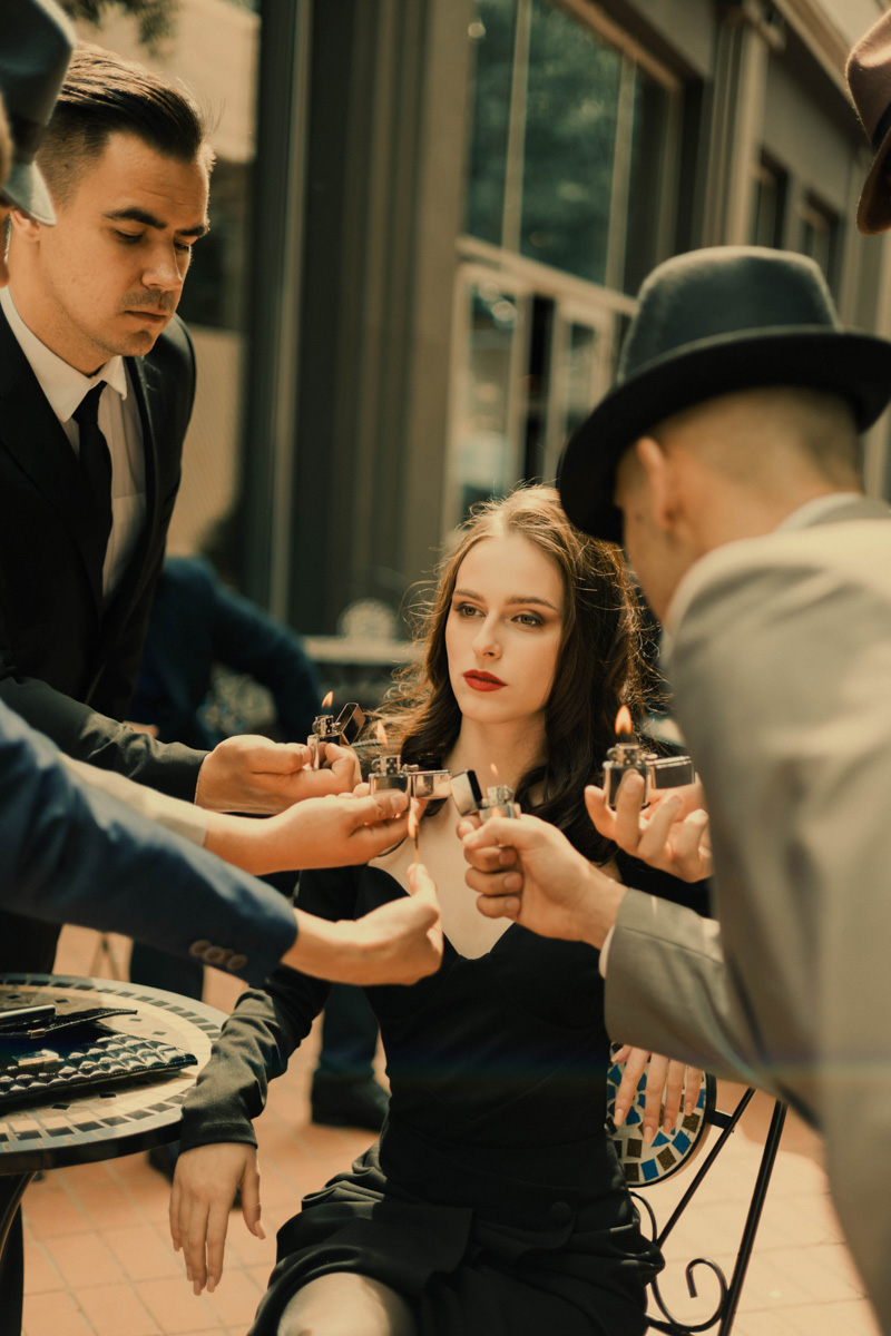 Утром минувшей субботы возле гастромаркета на Студеной случился мотивирующий перформанс в стиле 50-х. Вдохновившись фильмом Джузеппе Торнаторе «Малена», блогер Мария Киселева собрала вокруг себя 17 восхищенных молодых людей и, не без помощи команды профессионалов, воссоздала атмосферу прошлого века.