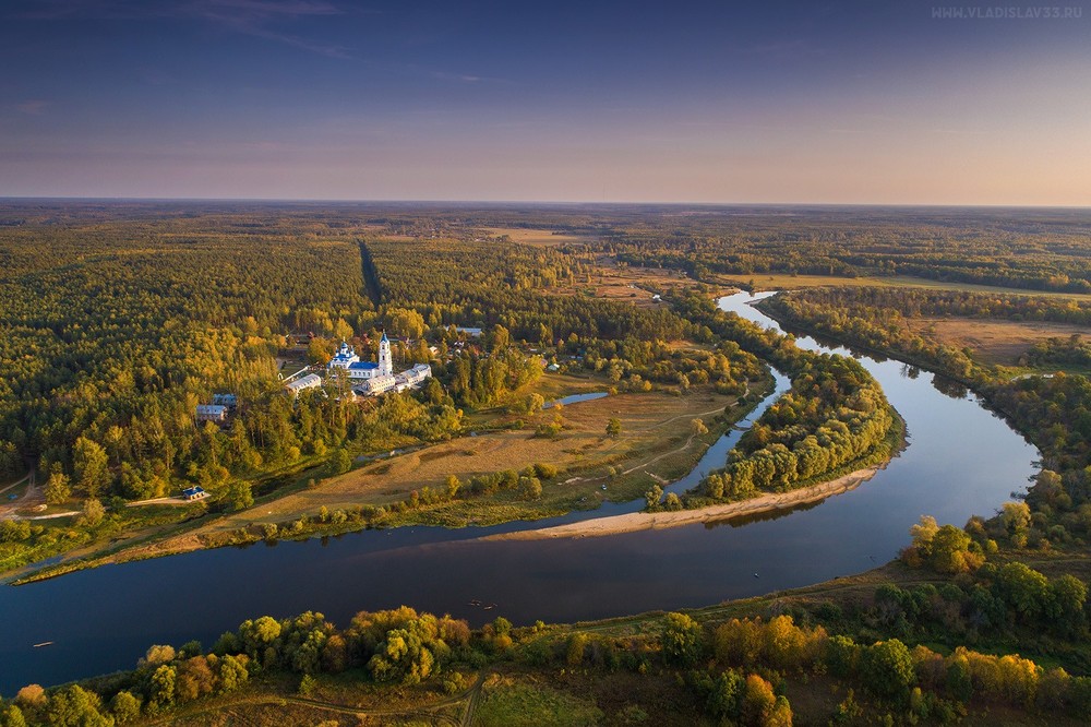 В этом году 4 водоема одобрены всевозможными ведомствами и признаны безопасными. Остальные пляжи в черте или окрестностях города потенциальными местами для отдыха не признаны. Любимые, но дикие — многие из них мы собрали в рамках летнего топа. На случай, когда хочется подзолотиться без похода в воду, отлично подойдет unofficial обзор!