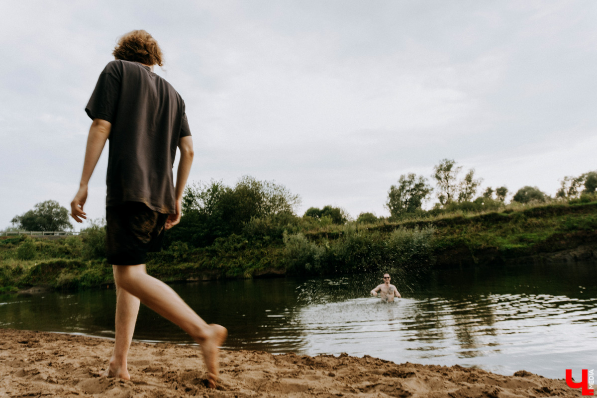 В этом году 4 водоема одобрены всевозможными ведомствами и признаны безопасными. Остальные пляжи в черте или окрестностях города потенциальными местами для отдыха не признаны. Любимые, но дикие — многие из них мы собрали в рамках летнего топа. На случай, когда хочется подзолотиться без похода в воду, отлично подойдет unofficial обзор!