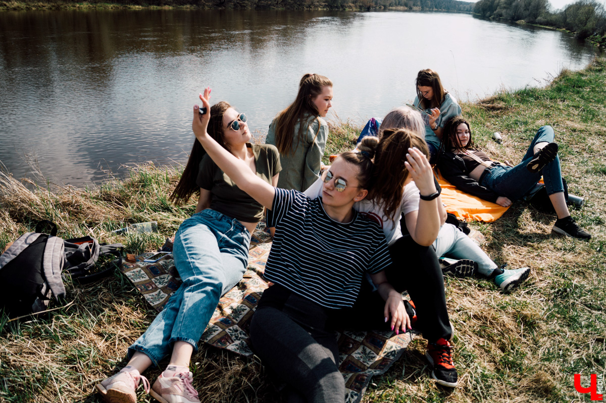 В этом году 4 водоема одобрены всевозможными ведомствами и признаны безопасными. Остальные пляжи в черте или окрестностях города потенциальными местами для отдыха не признаны. Любимые, но дикие — многие из них мы собрали в рамках летнего топа. На случай, когда хочется подзолотиться без похода в воду, отлично подойдет unofficial обзор!