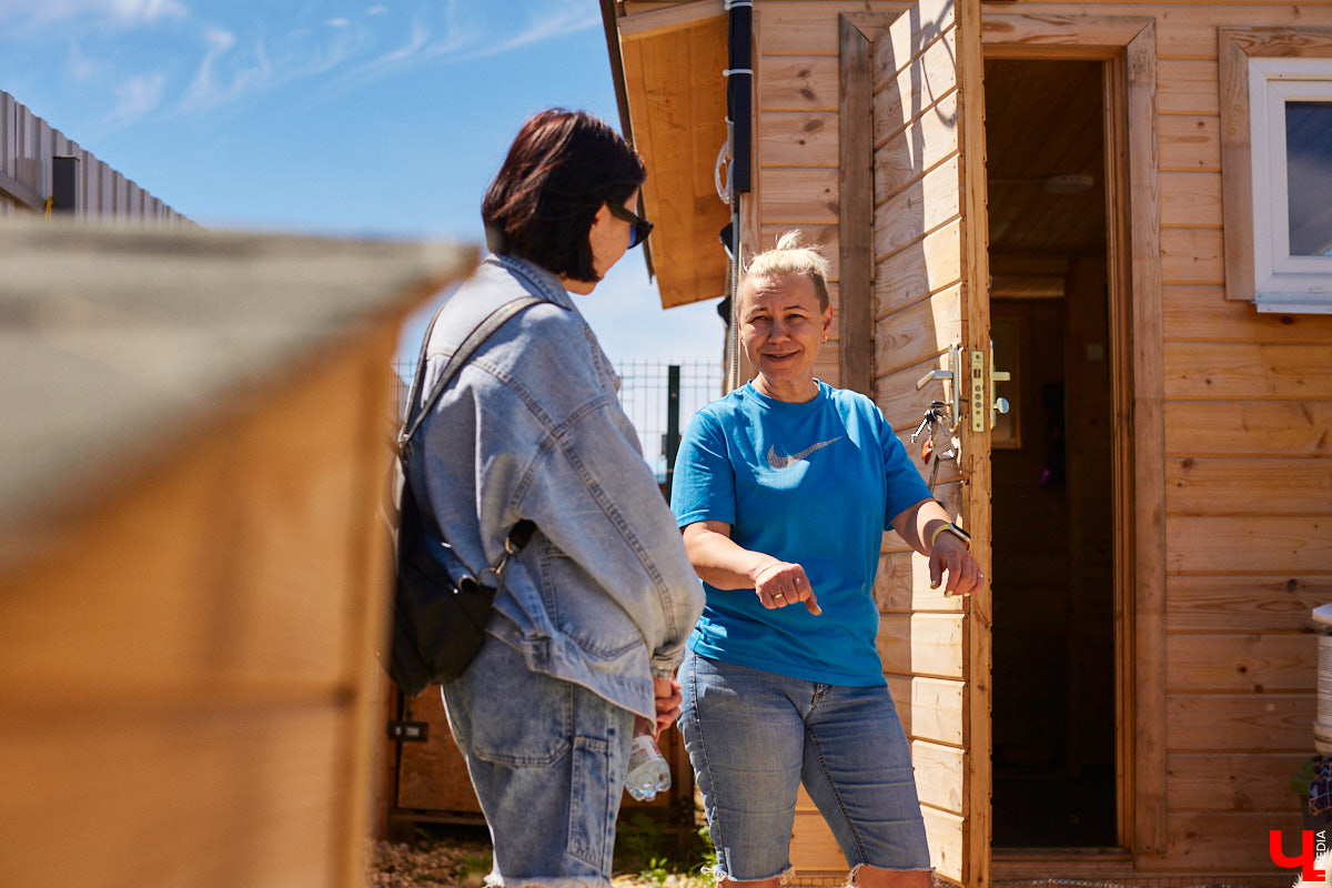 Собака бывает кусачей только от жизни собачьей. А в частном приюте «Дорога добра» все хвостатые питомцы очень дружелюбные и всегда рады гостям. Убедитесь в этом сами. Внимание: фото заряжены на позитив!
