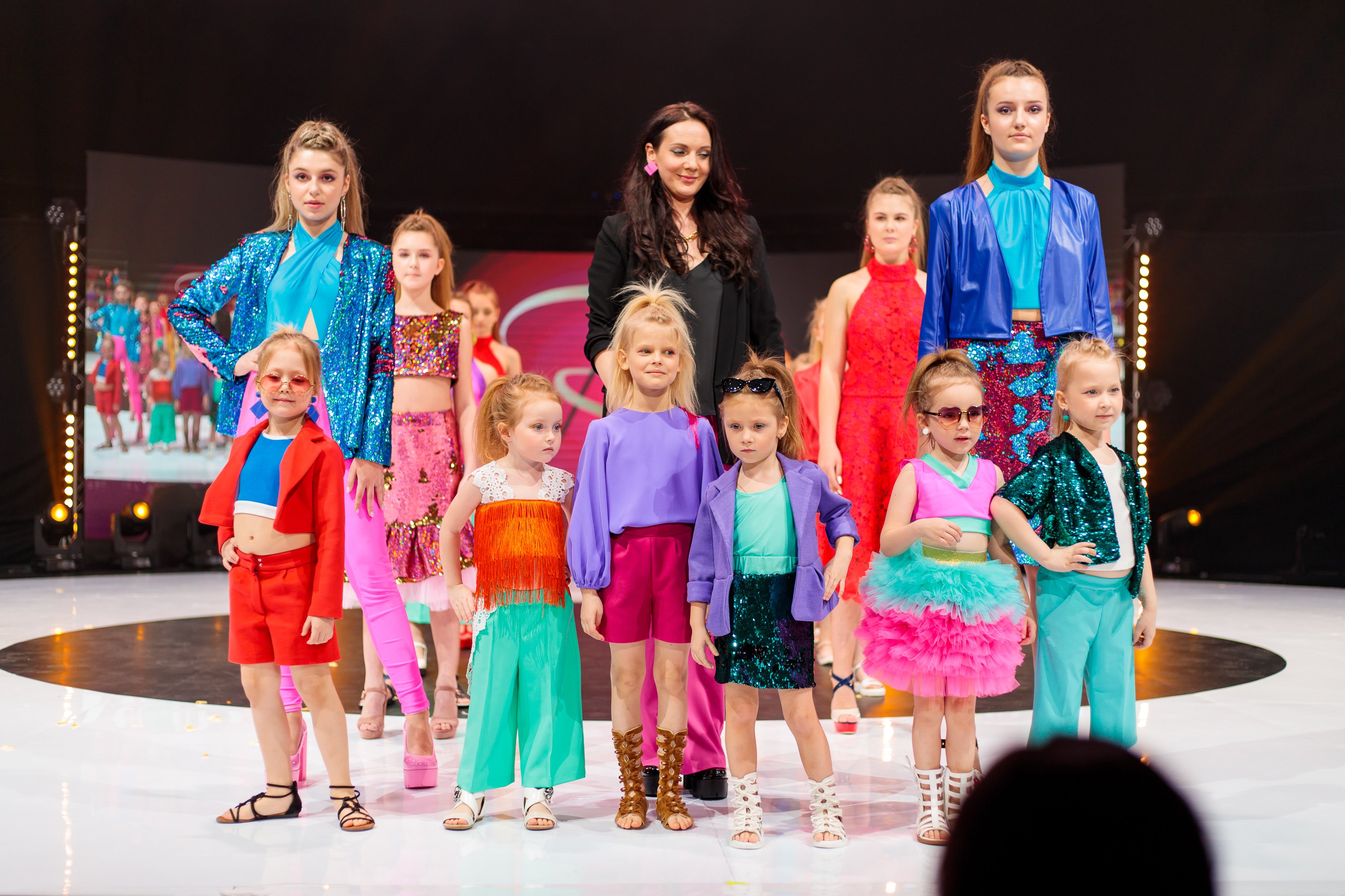 В начале июня в Москве прошло грандиозное фэшн-мероприятие — открытие летнего модного сезона Moscow Fashion Fair, которое завершилось музыкальным party «Muz-News». Владимирские модели из школы дизайнера Натальи Рязановой были в эпицентре событий.