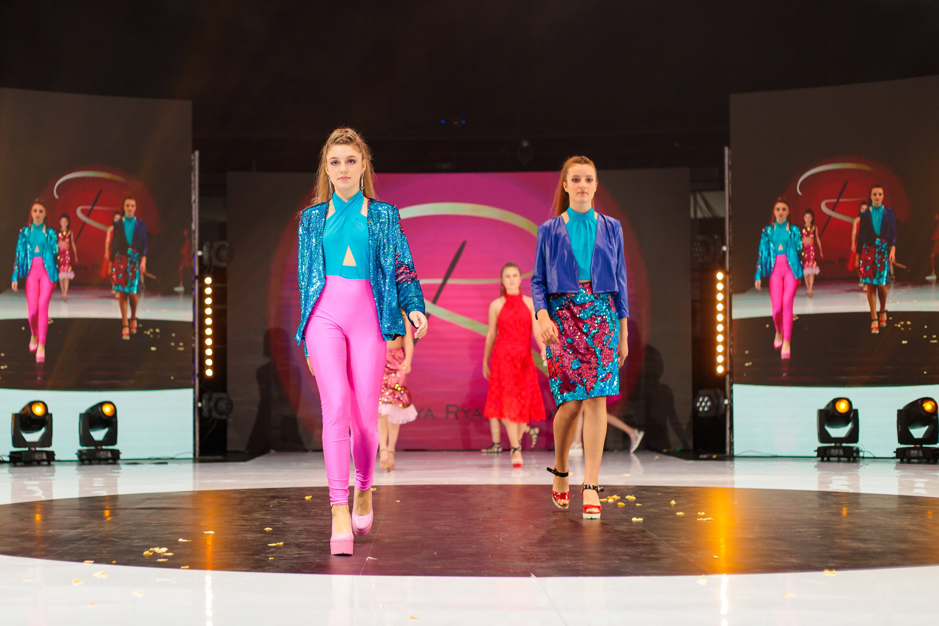 В начале июня в Москве прошло грандиозное фэшн-мероприятие — открытие летнего модного сезона Moscow Fashion Fair, которое завершилось музыкальным party «Muz-News». Владимирские модели из школы дизайнера Натальи Рязановой были в эпицентре событий.