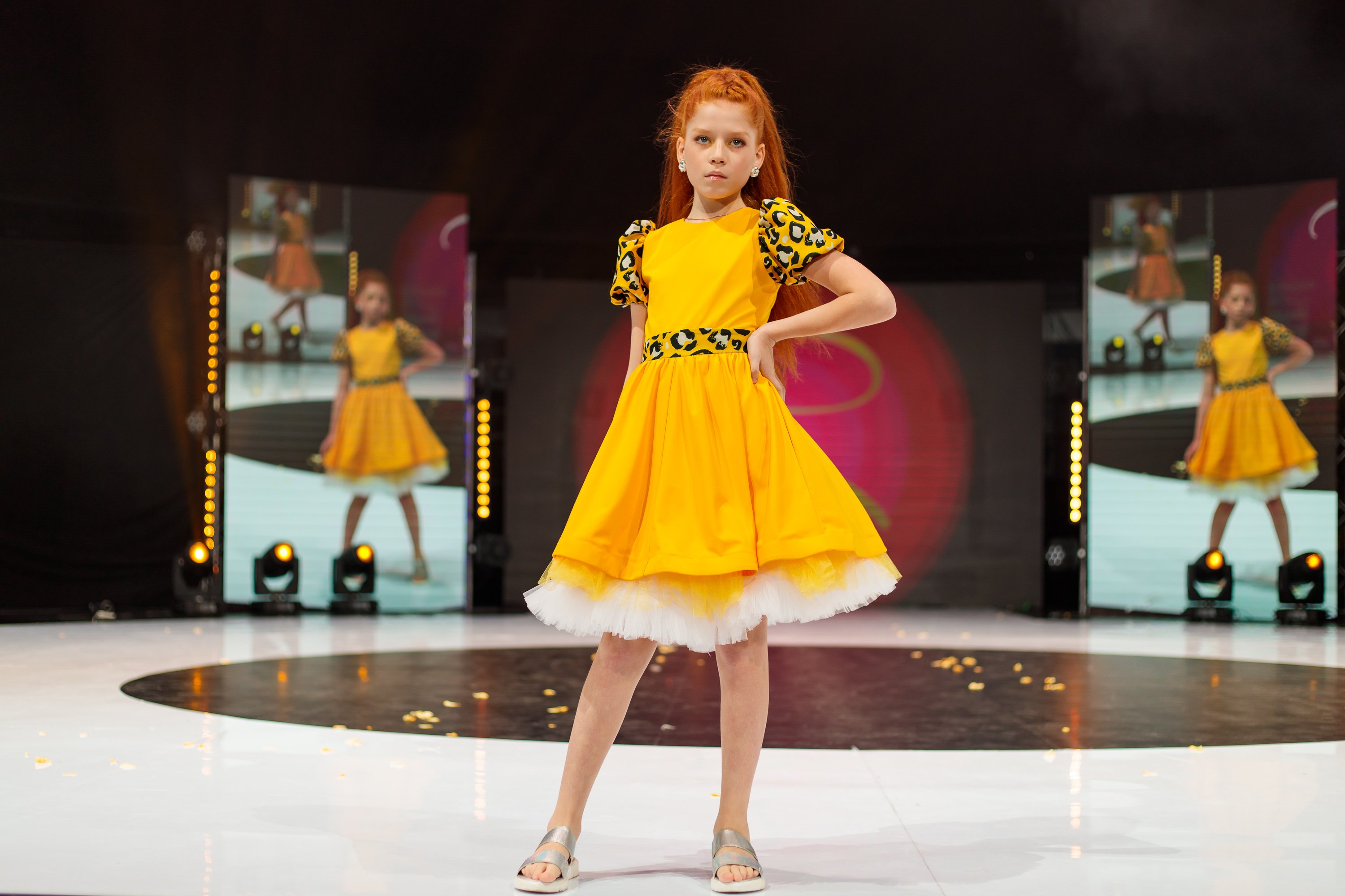 В начале июня в Москве прошло грандиозное фэшн-мероприятие — открытие летнего модного сезона Moscow Fashion Fair, которое завершилось музыкальным party «Muz-News». Владимирские модели из школы дизайнера Натальи Рязановой были в эпицентре событий.