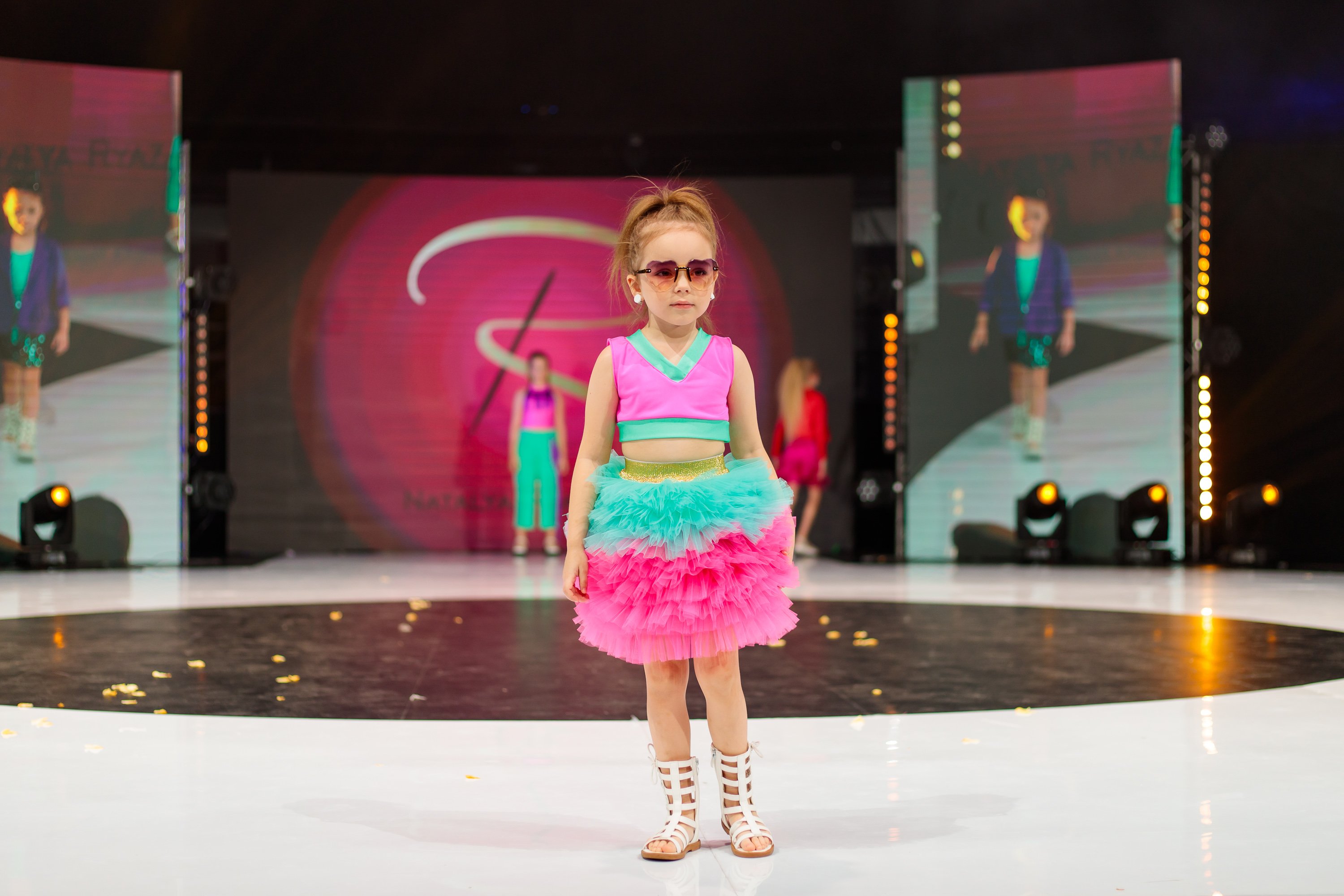 В начале июня в Москве прошло грандиозное фэшн-мероприятие — открытие летнего модного сезона Moscow Fashion Fair, которое завершилось музыкальным party «Muz-News». Владимирские модели из школы дизайнера Натальи Рязановой были в эпицентре событий.