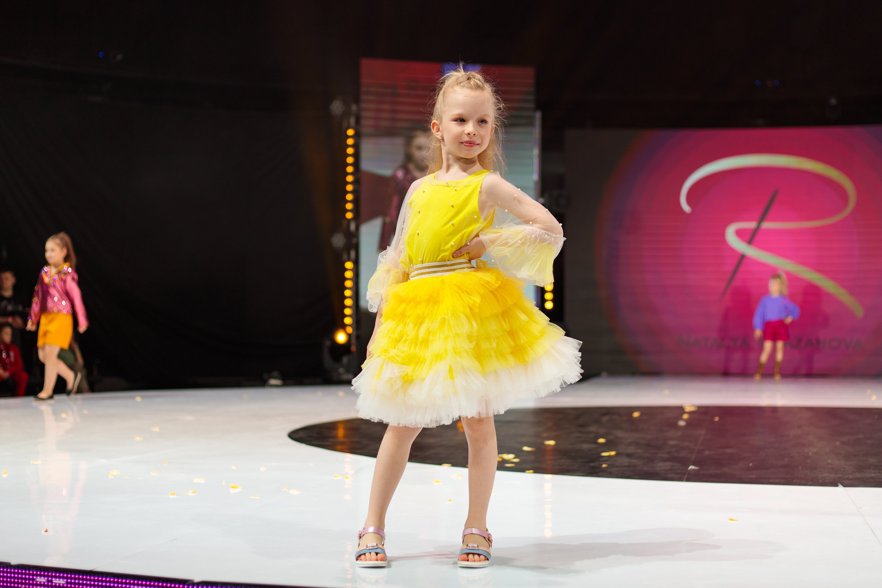 В начале июня в Москве прошло грандиозное фэшн-мероприятие — открытие летнего модного сезона Moscow Fashion Fair, которое завершилось музыкальным party «Muz-News». Владимирские модели из школы дизайнера Натальи Рязановой были в эпицентре событий.