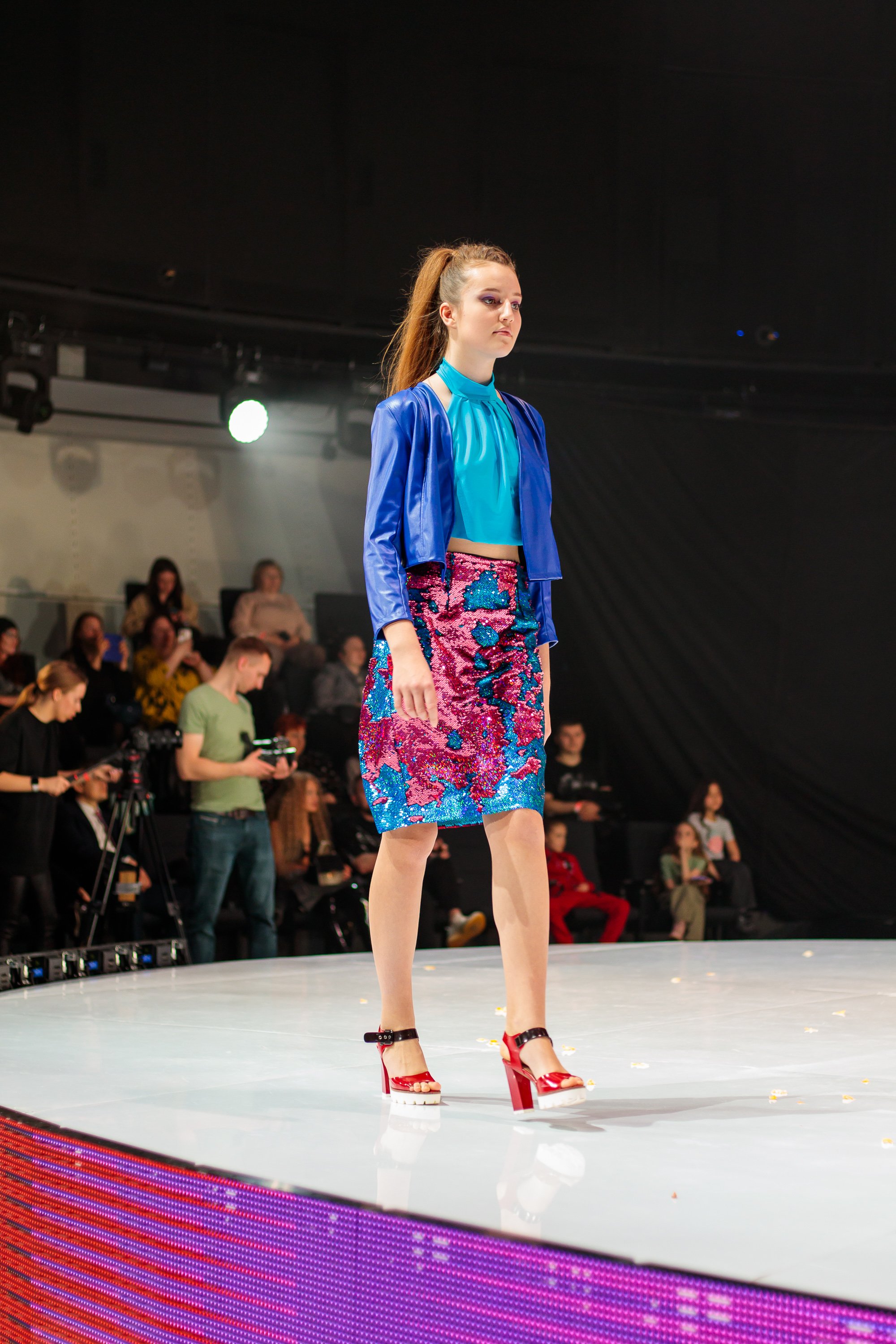 В начале июня в Москве прошло грандиозное фэшн-мероприятие — открытие летнего модного сезона Moscow Fashion Fair, которое завершилось музыкальным party «Muz-News». Владимирские модели из школы дизайнера Натальи Рязановой были в эпицентре событий.