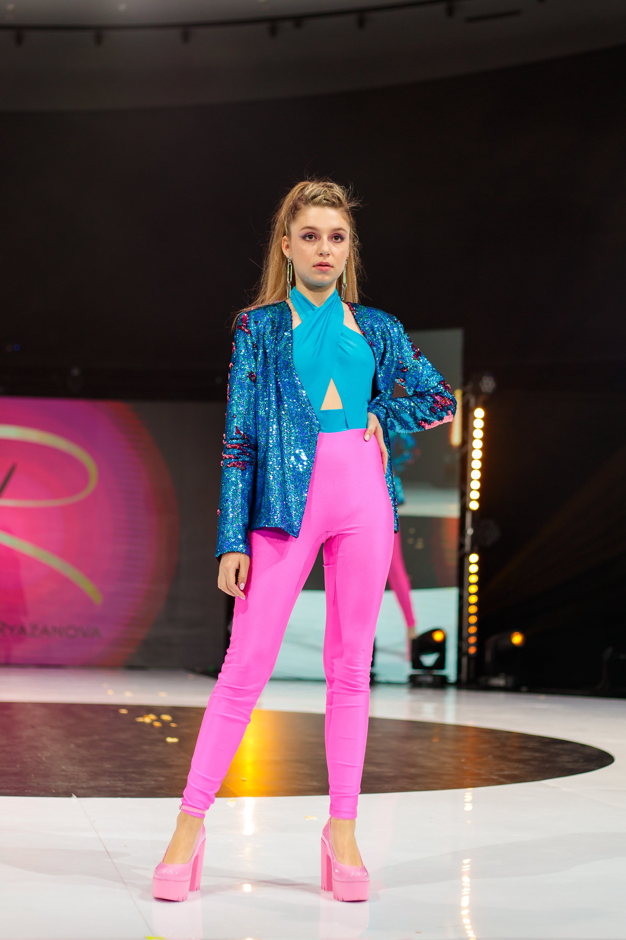 В начале июня в Москве прошло грандиозное фэшн-мероприятие — открытие летнего модного сезона Moscow Fashion Fair, которое завершилось музыкальным party «Muz-News». Владимирские модели из школы дизайнера Натальи Рязановой были в эпицентре событий.