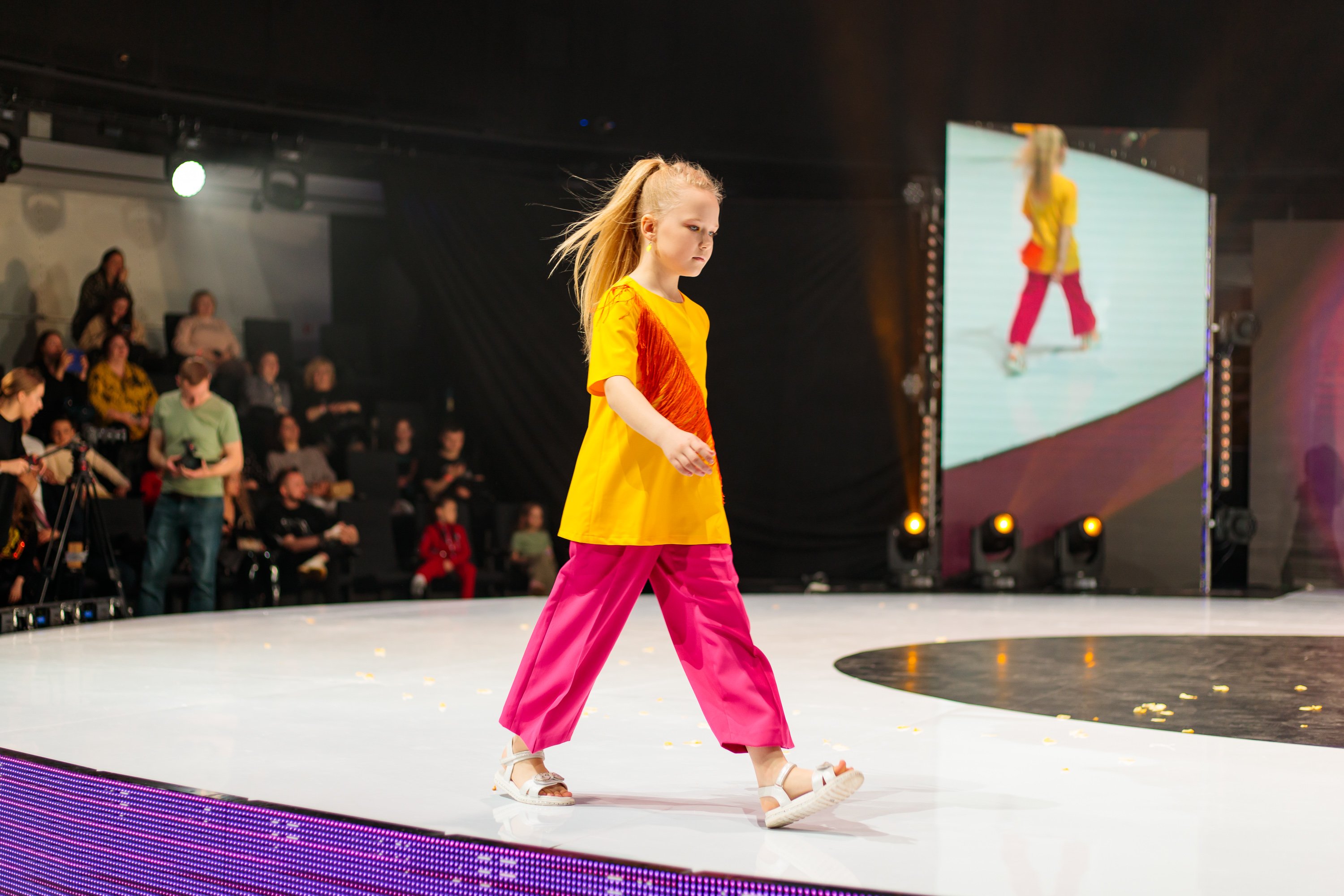 В начале июня в Москве прошло грандиозное фэшн-мероприятие — открытие летнего модного сезона Moscow Fashion Fair, которое завершилось музыкальным party «Muz-News». Владимирские модели из школы дизайнера Натальи Рязановой были в эпицентре событий.