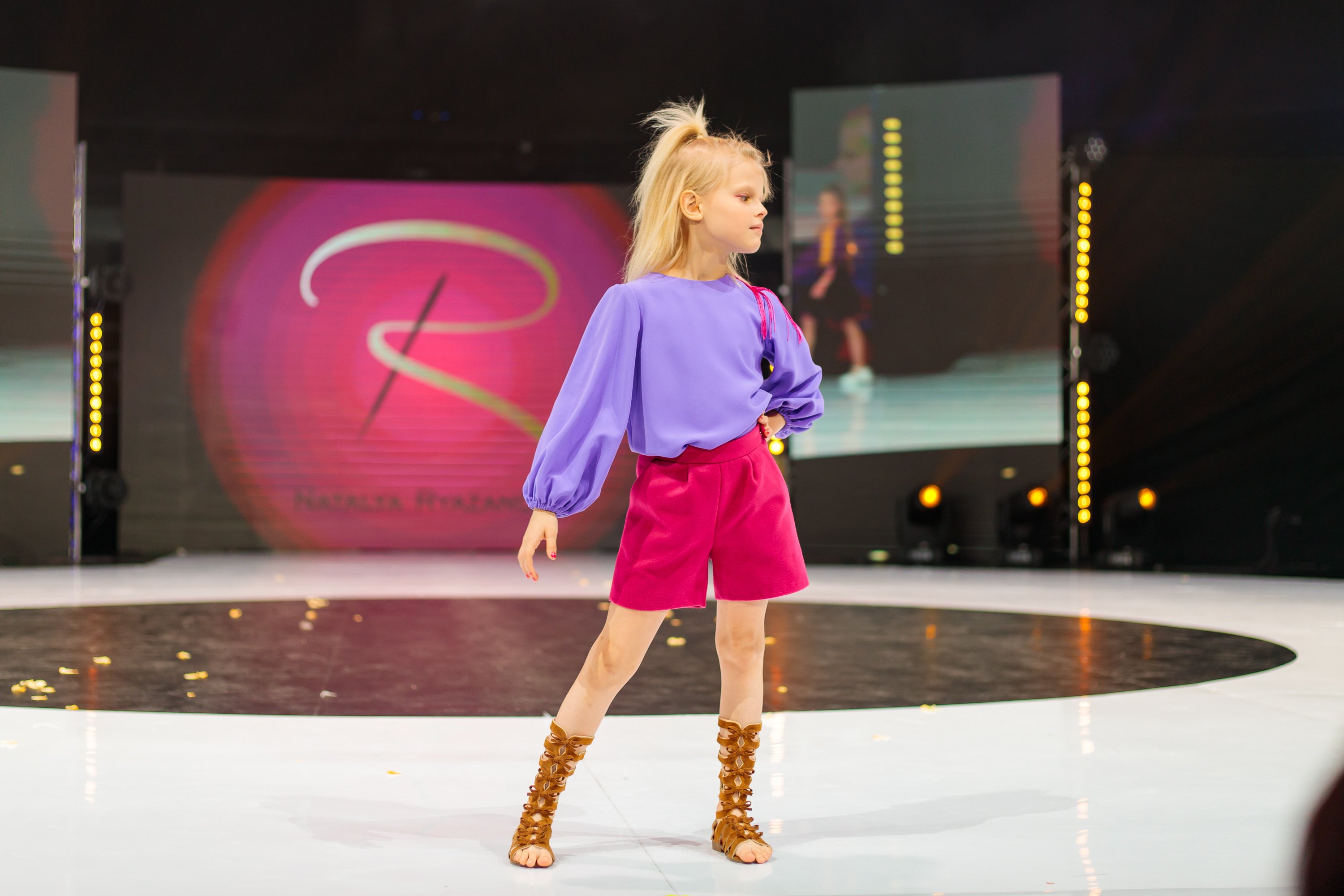 В начале июня в Москве прошло грандиозное фэшн-мероприятие — открытие летнего модного сезона Moscow Fashion Fair, которое завершилось музыкальным party «Muz-News». Владимирские модели из школы дизайнера Натальи Рязановой были в эпицентре событий.