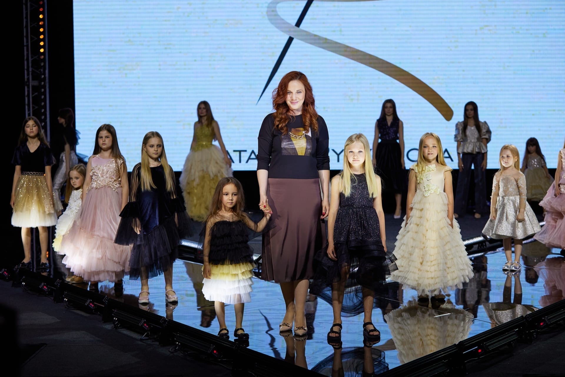 В начале июня в Москве прошло грандиозное фэшн-мероприятие — открытие летнего модного сезона Moscow Fashion Fair, которое завершилось музыкальным party «Muz-News». Владимирские модели из школы дизайнера Натальи Рязановой были в эпицентре событий.