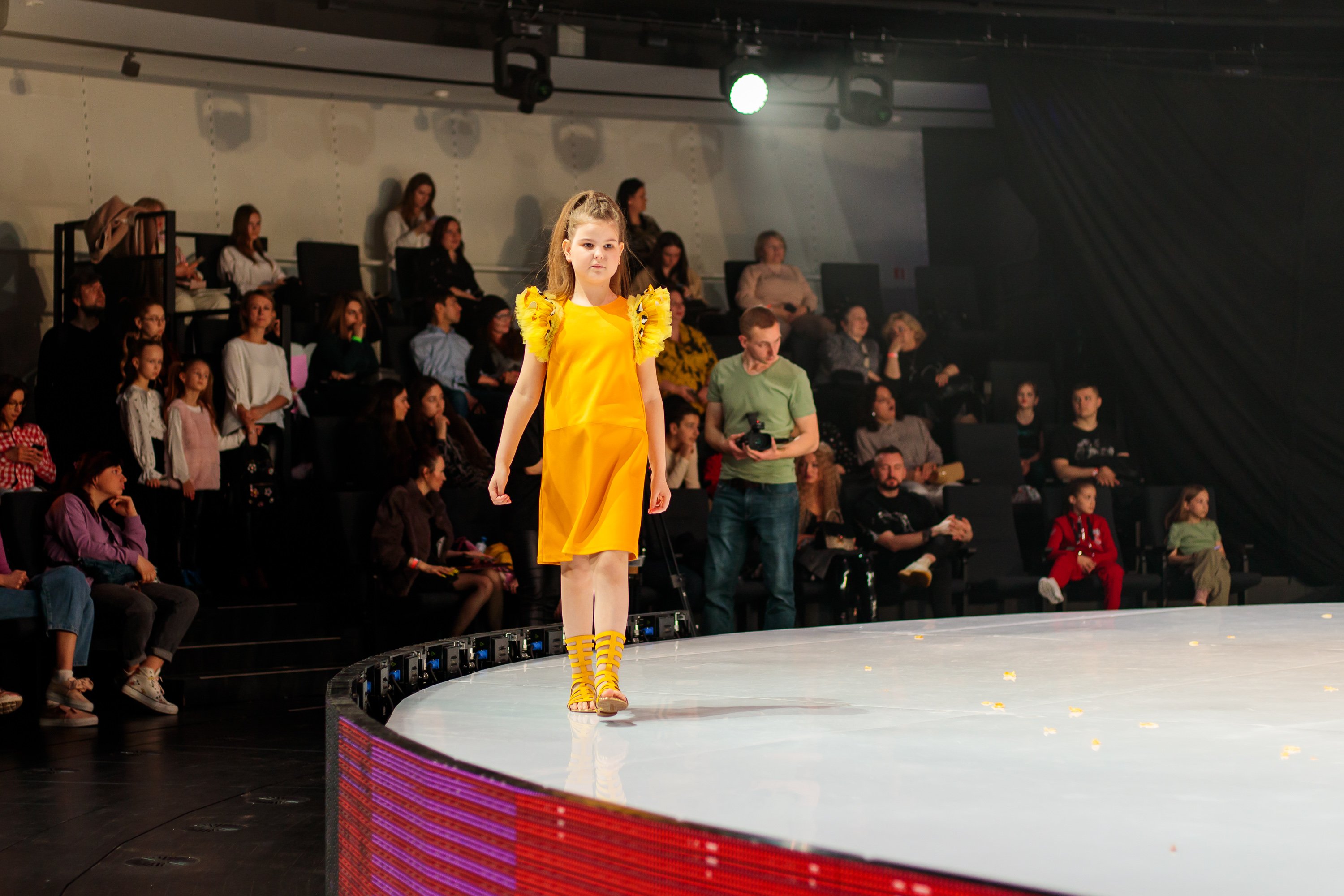 В начале июня в Москве прошло грандиозное фэшн-мероприятие — открытие летнего модного сезона Moscow Fashion Fair, которое завершилось музыкальным party «Muz-News». Владимирские модели из школы дизайнера Натальи Рязановой были в эпицентре событий.