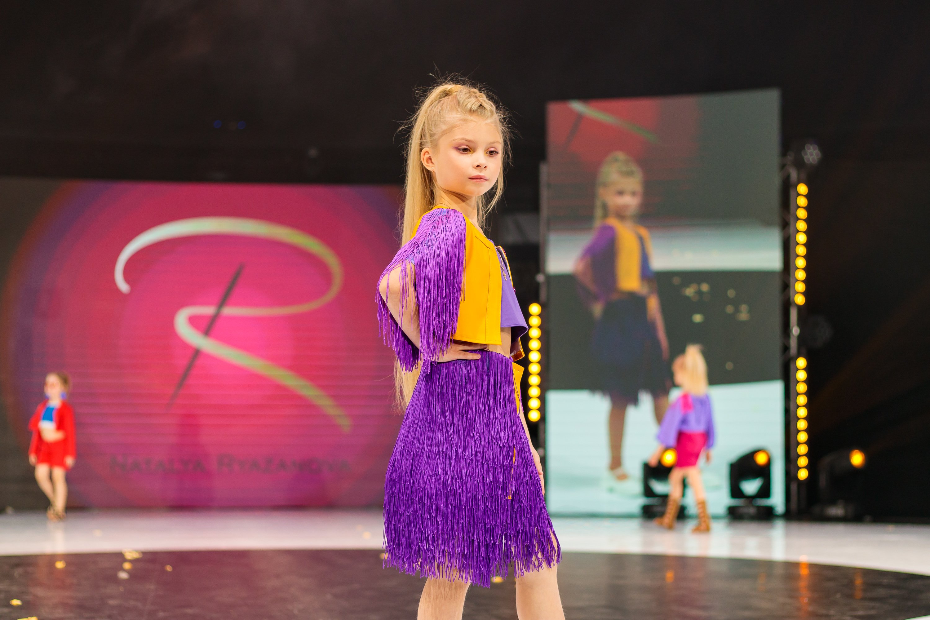 В начале июня в Москве прошло грандиозное фэшн-мероприятие — открытие летнего модного сезона Moscow Fashion Fair, которое завершилось музыкальным party «Muz-News». Владимирские модели из школы дизайнера Натальи Рязановой были в эпицентре событий.