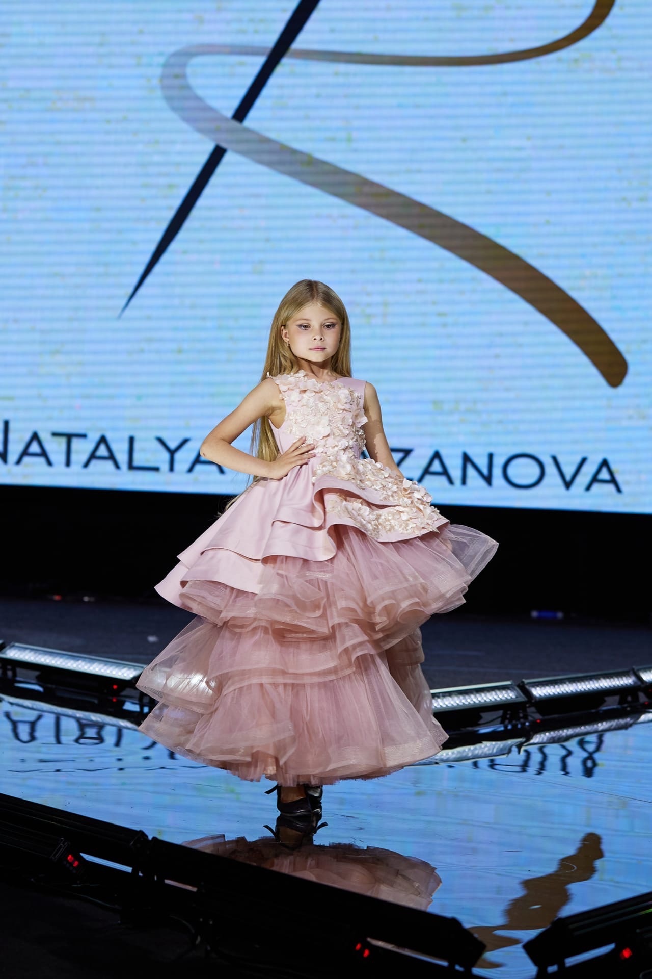 В начале июня в Москве прошло грандиозное фэшн-мероприятие — открытие летнего модного сезона Moscow Fashion Fair, которое завершилось музыкальным party «Muz-News». Владимирские модели из школы дизайнера Натальи Рязановой были в эпицентре событий.