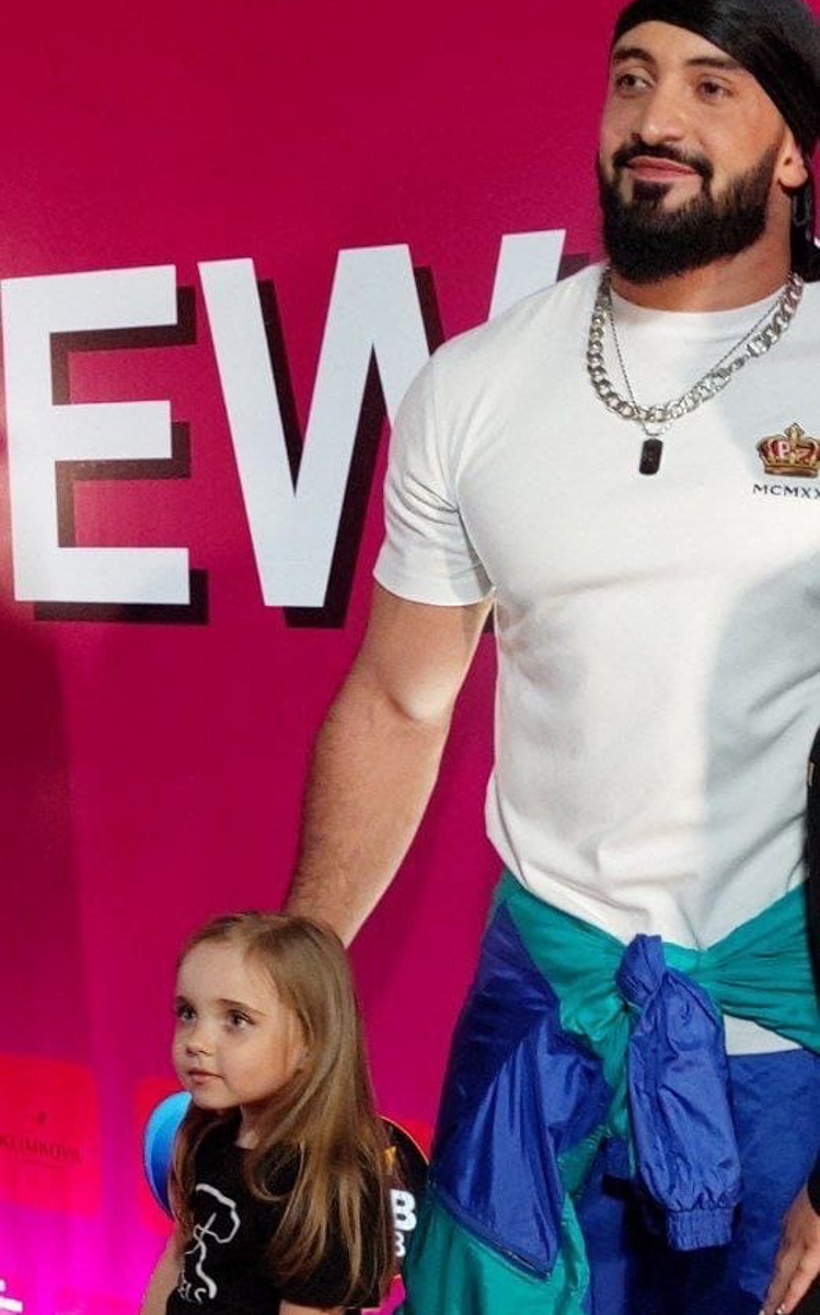 В начале июня в Москве прошло грандиозное фэшн-мероприятие — открытие летнего модного сезона Moscow Fashion Fair, которое завершилось музыкальным party «Muz-News». Владимирские модели из школы дизайнера Натальи Рязановой были в эпицентре событий.